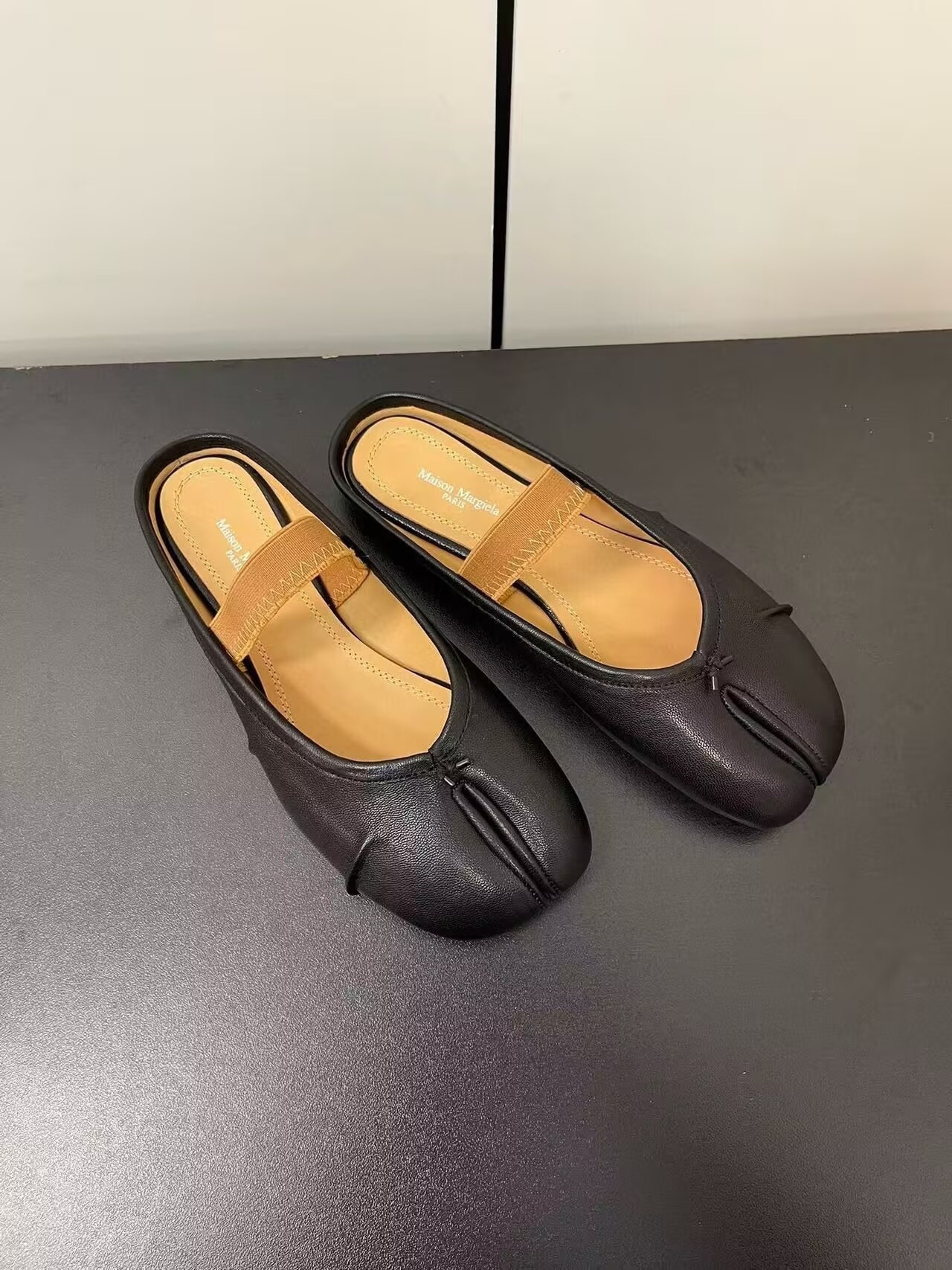 UA Ma1s0n Marg*e1a Split-Toe Leather Ballerina Mules Black