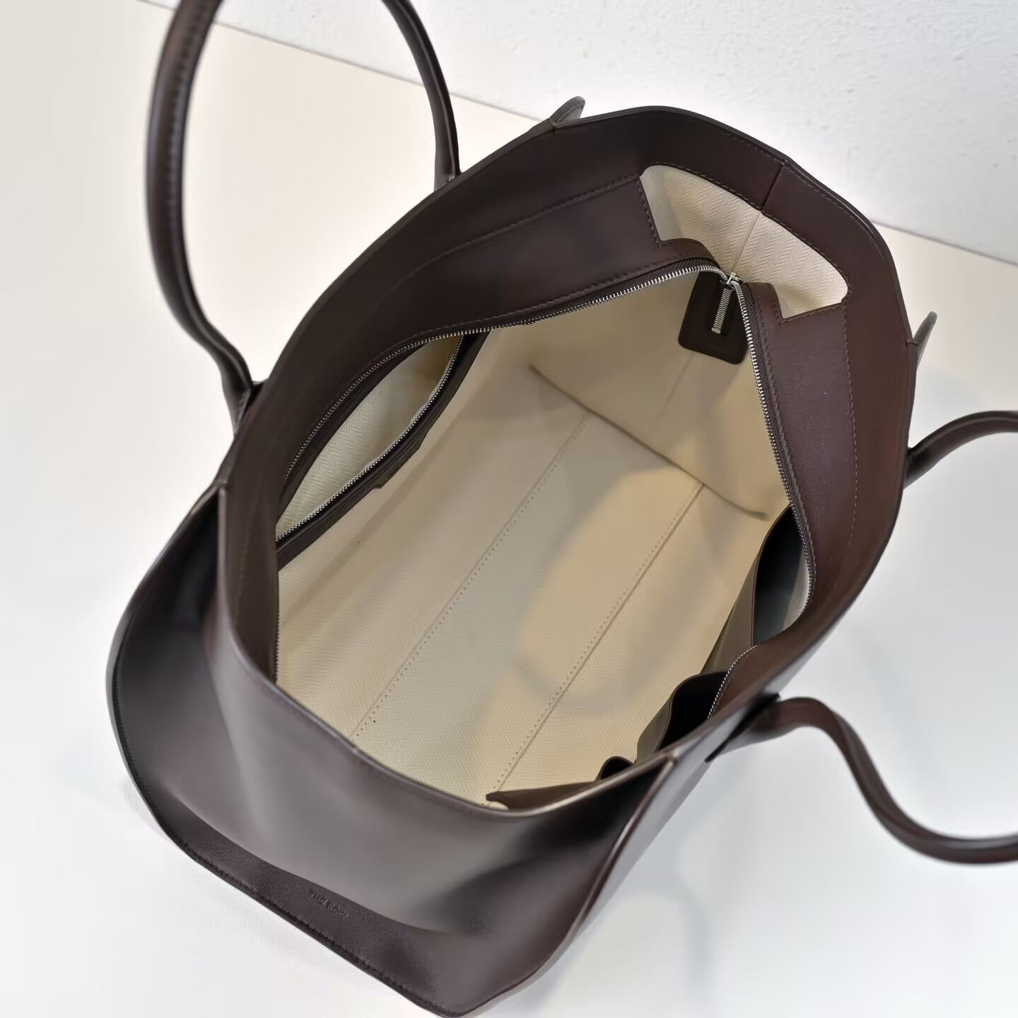 The R0w Marlo Bag in Leather 35.5x16x26cm