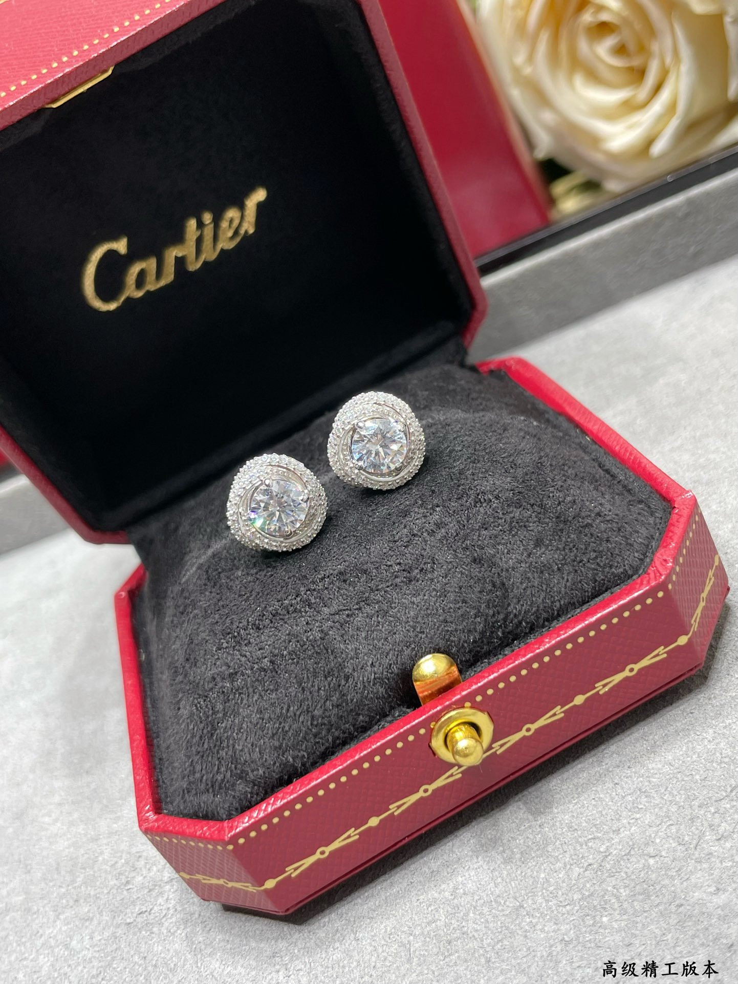 Ca*t1er Twist stud Earrings