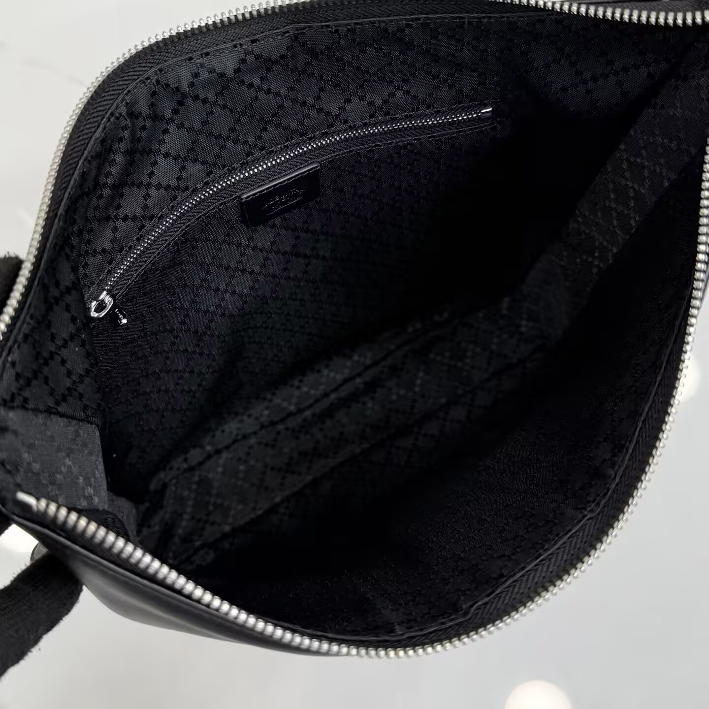 Gvc*1 Lunetta Medium Crossbody Bag 24x25.5x4cm