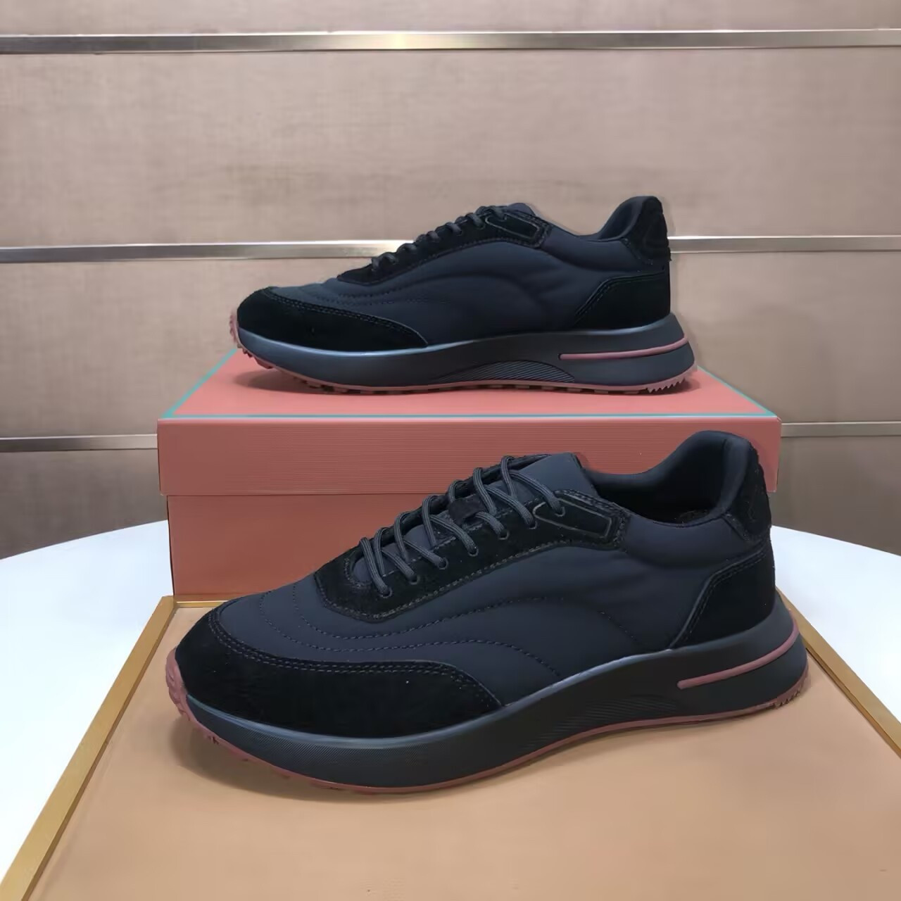 UA L0r0 P1ana Week End Walk Sneakers