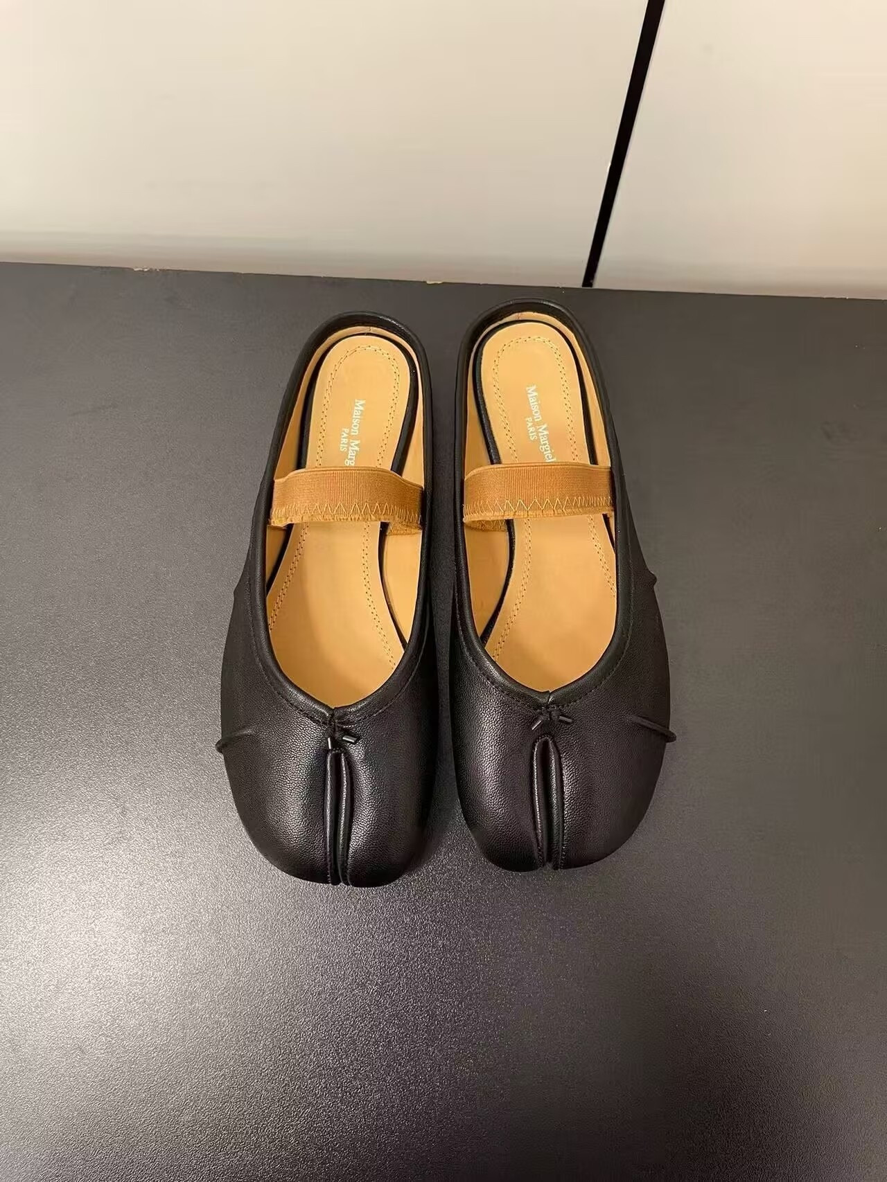 UA Ma1s0n Marg*e1a Split-Toe Leather Ballerina Mules Black