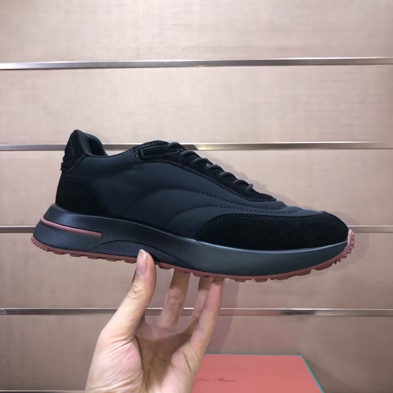UA L0r0 P1ana Week End Walk Sneakers