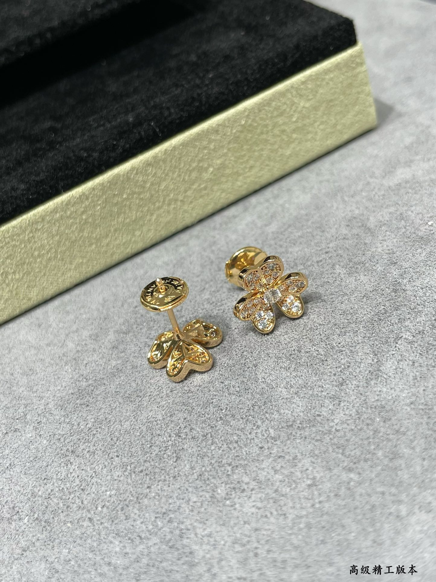 V*n Cl**f & Arpels Mini D1am0nd Clover Earrings