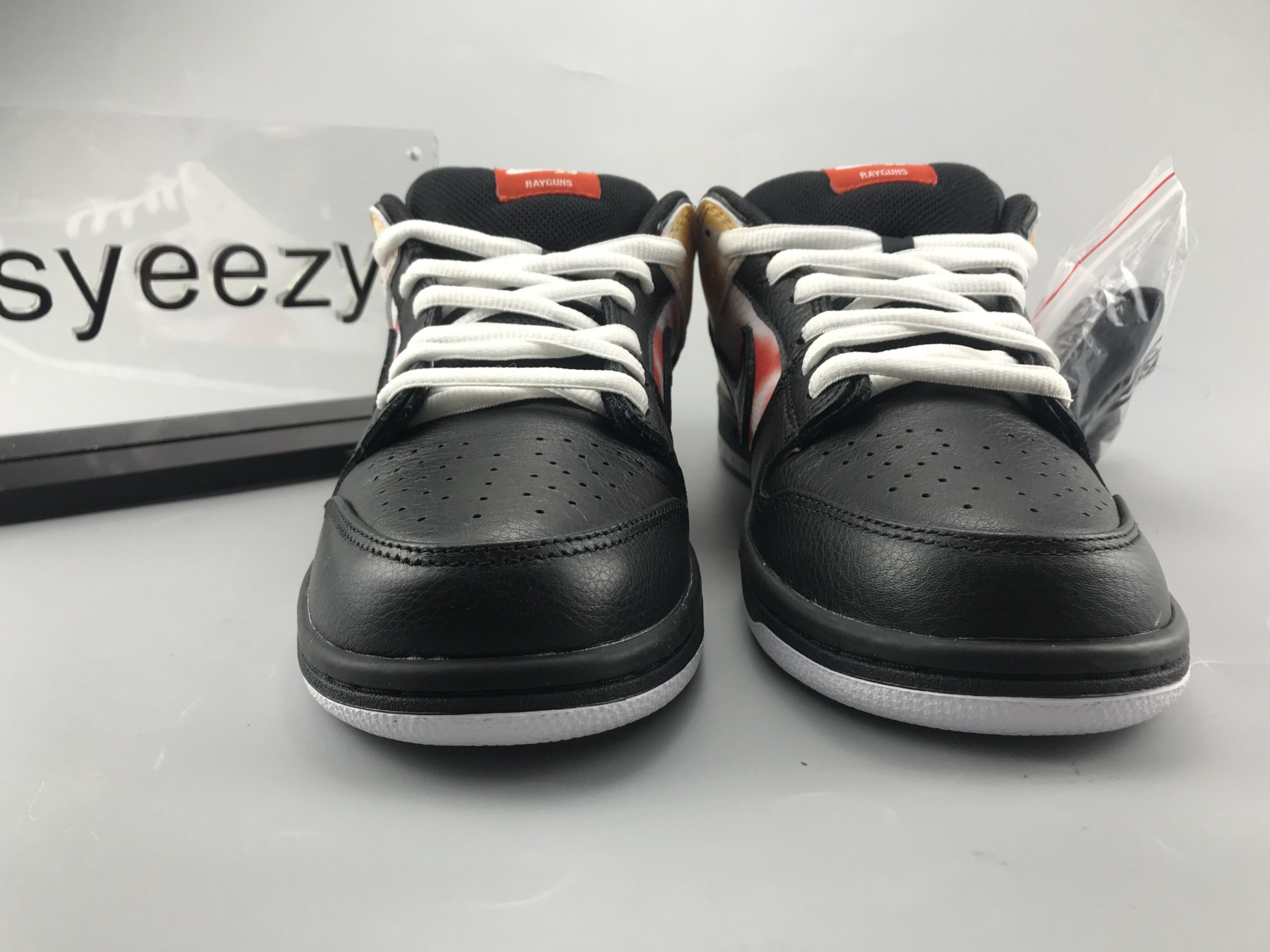UA NIKE SB DUNK LOW PRO QS RAYGUN TIE-DYE BLACK