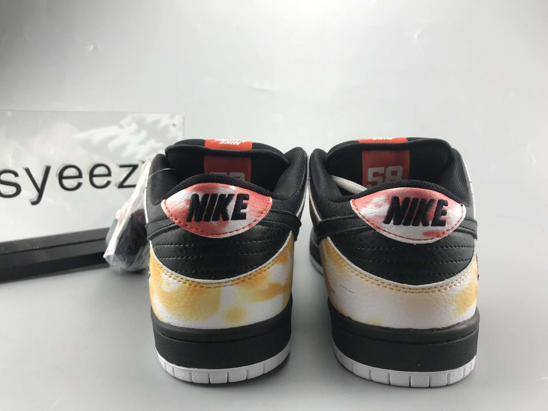 UA NIKE SB DUNK LOW PRO QS RAYGUN TIE-DYE BLACK