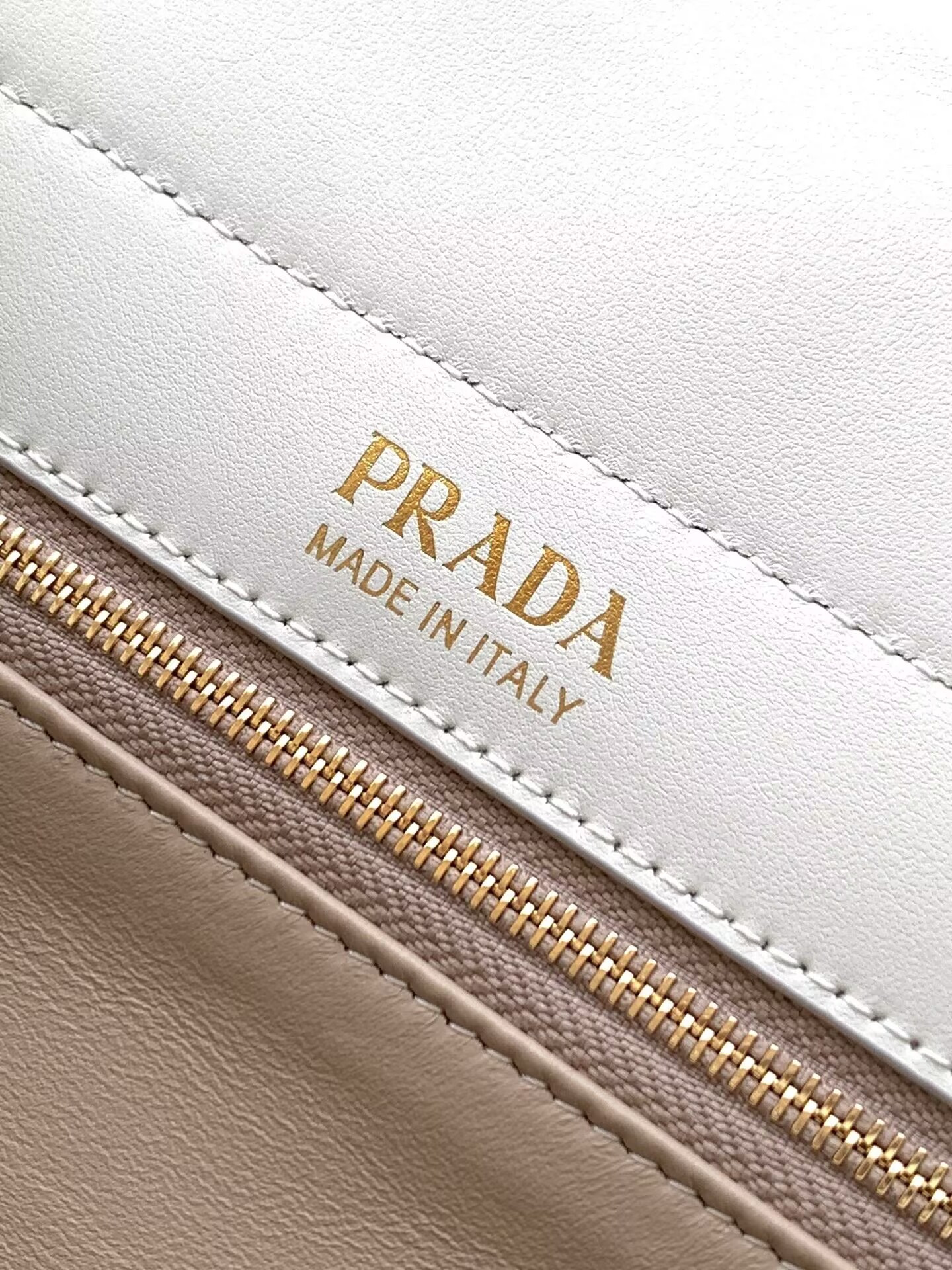 Pra*a Enchaîné Medium Leather Bag 15.5x32.5x11cm