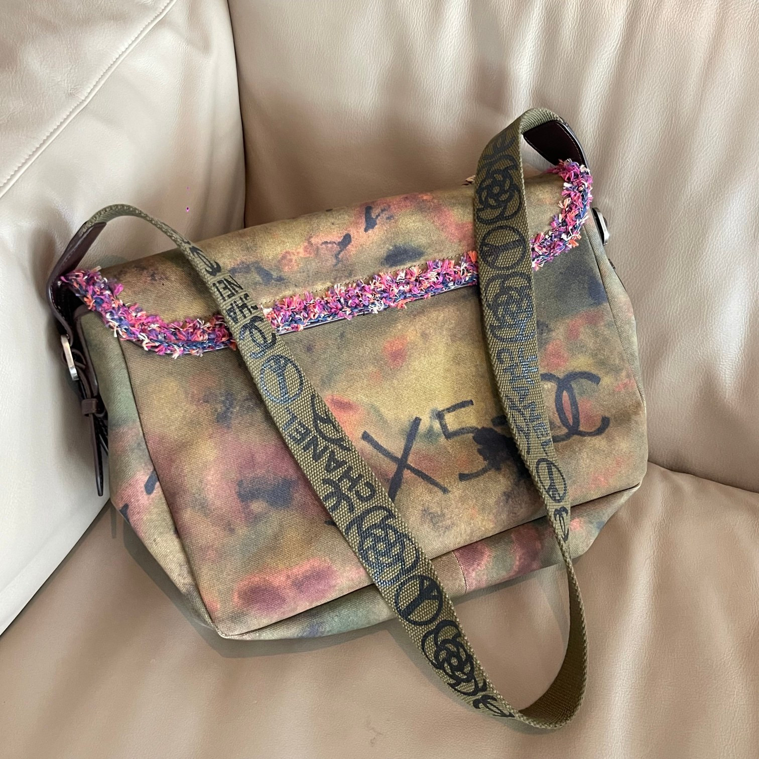 Ch**el On the Pavements Messenger Graffiti Washed Toile Bag 42x30x13cm