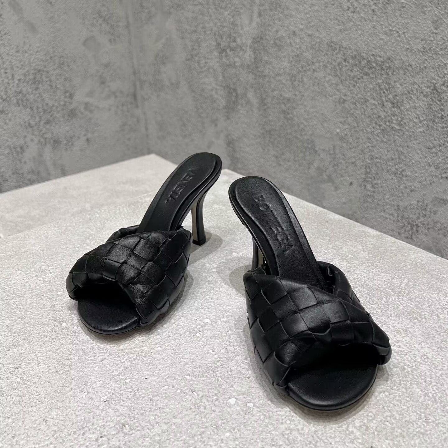 UA B0tt*ga Ven*ta Blink Slides