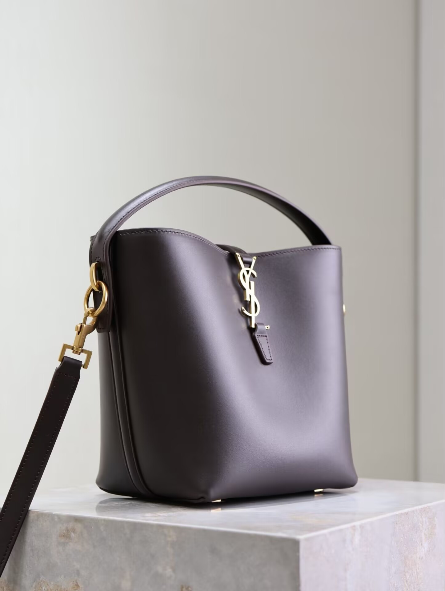Y51 LE 37 In Shiny Leather 17x20x13cm
