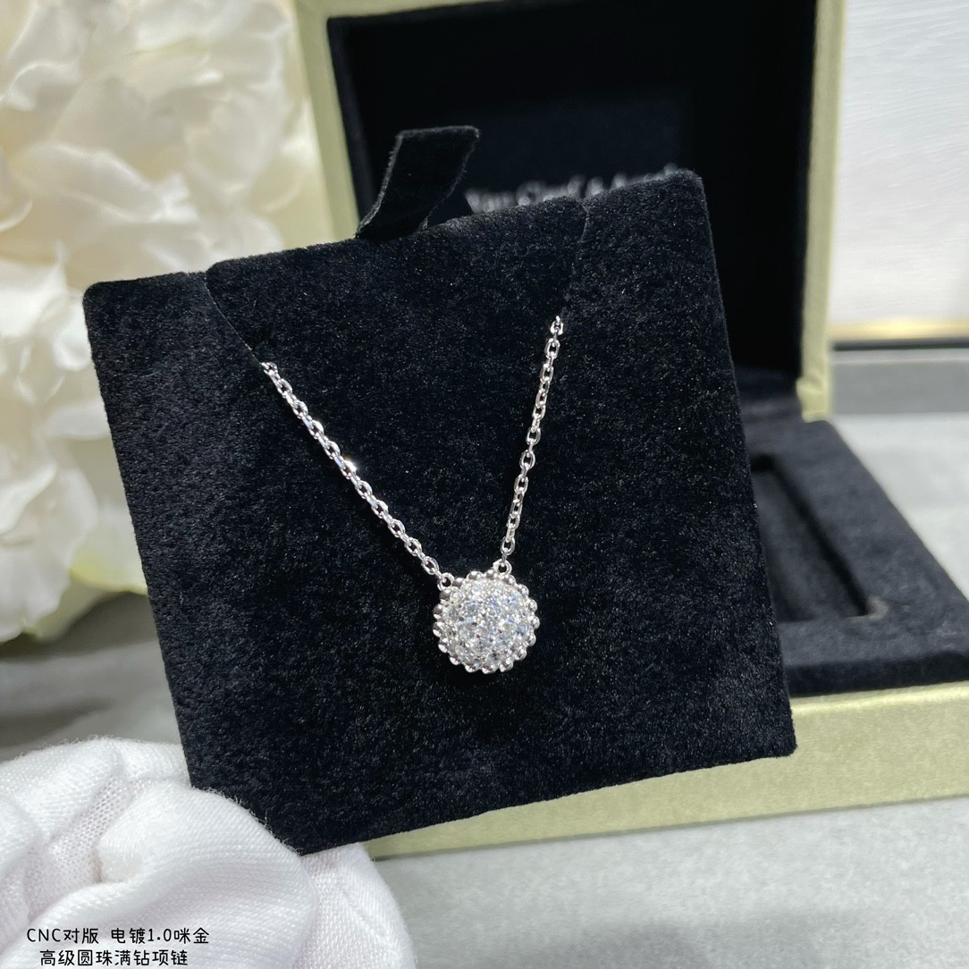 V*n Cl**f & Arpels round bead full D1am0nd necklace