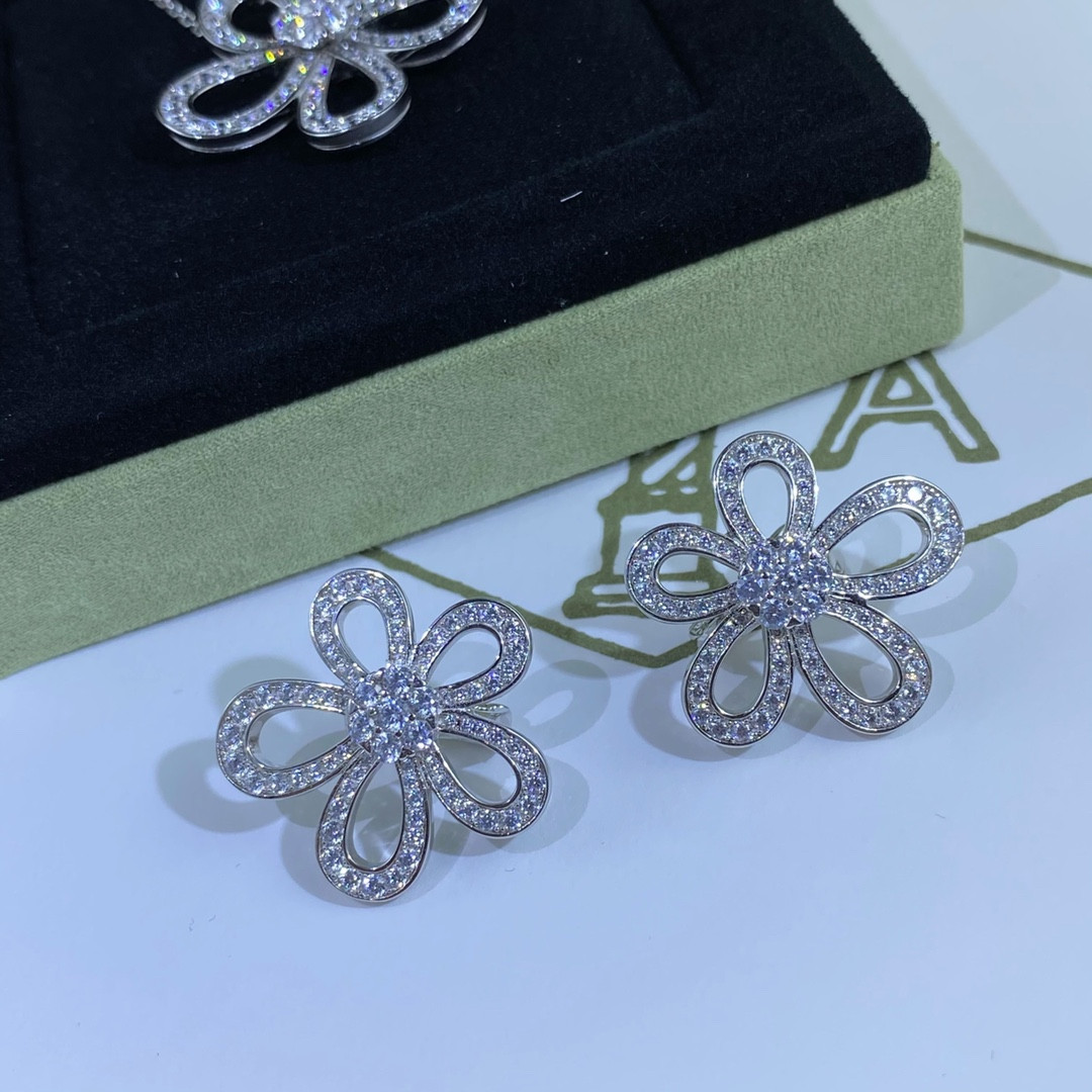 V*n Cl**f & Arpels D1am0nd flower earrings