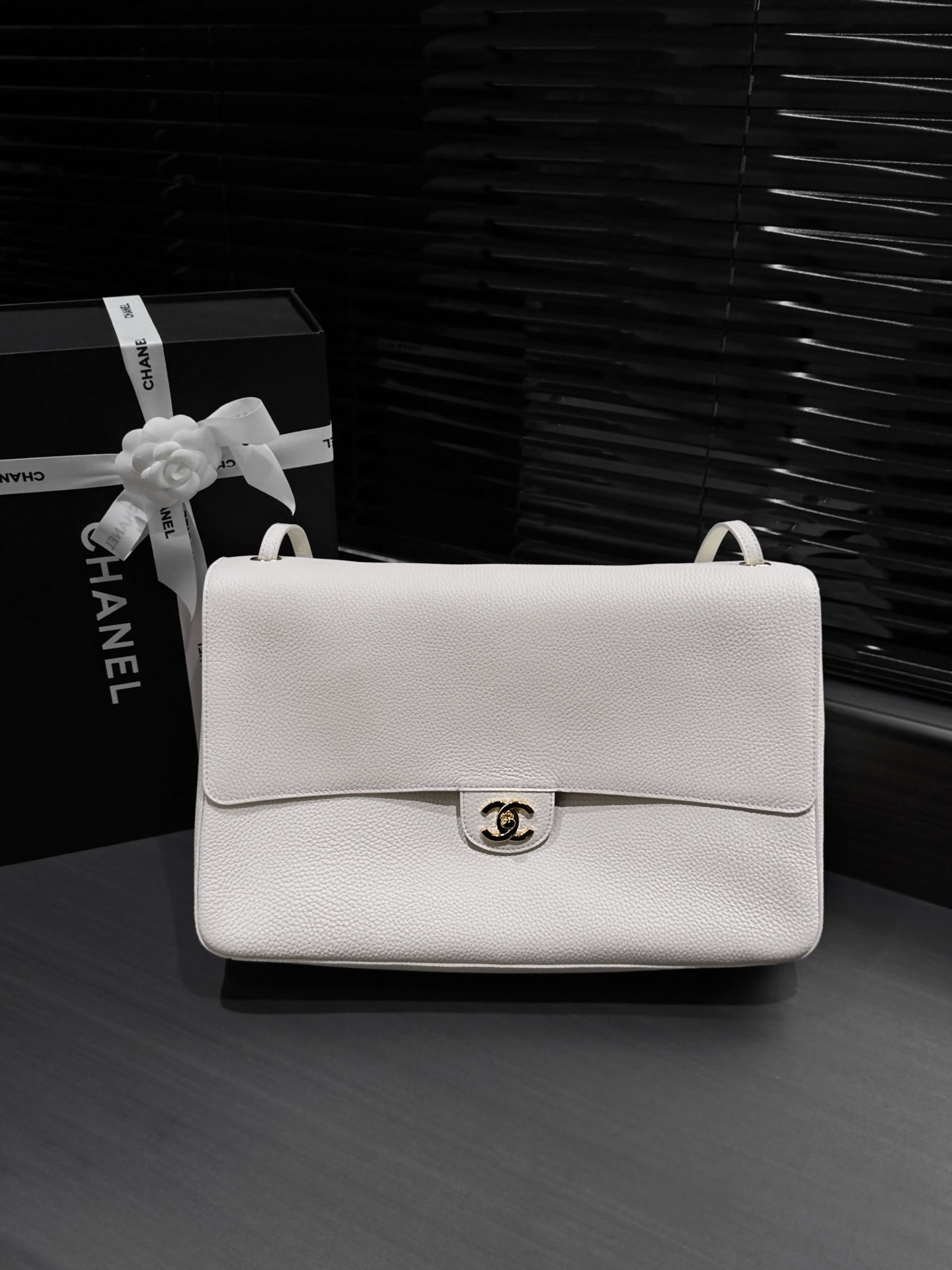 Ch**el Maxi Flap Bag in White with Gold-Tone Hardware AS6233 26x38.5x11cm
