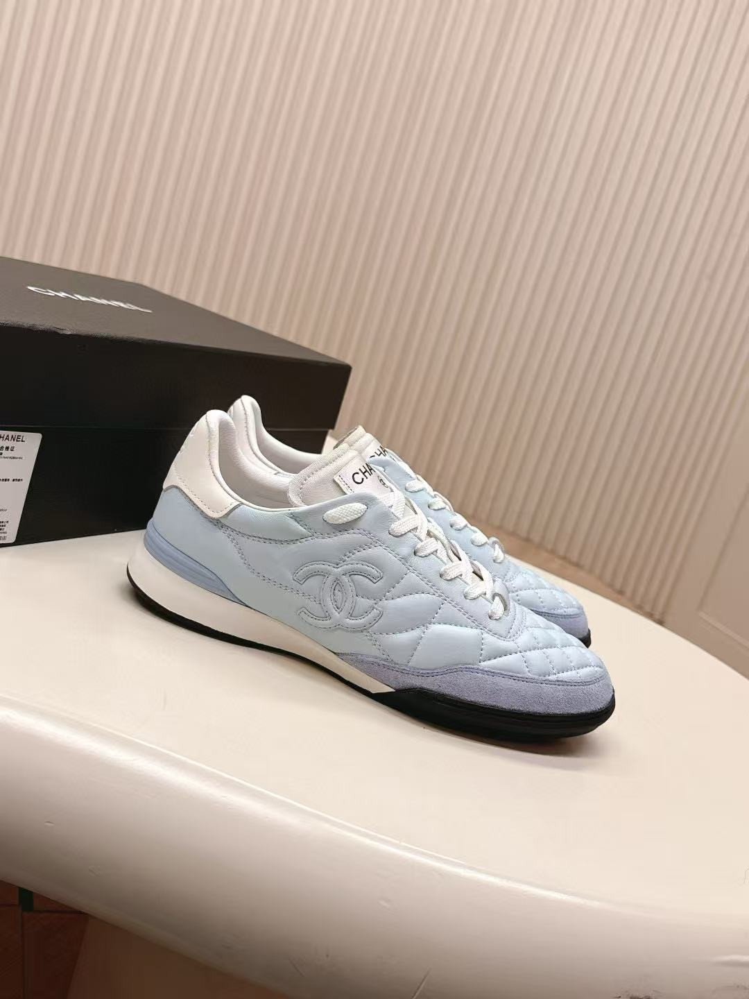 UA Ch**el SNEAKER