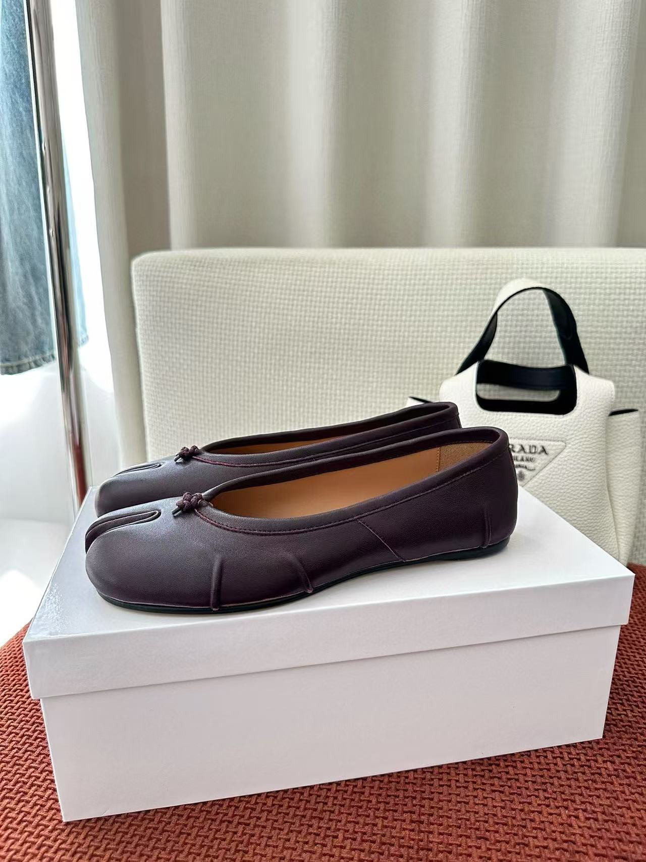 UA Ma1s0n Marg*e1a Tabi Leather Ballet Flats