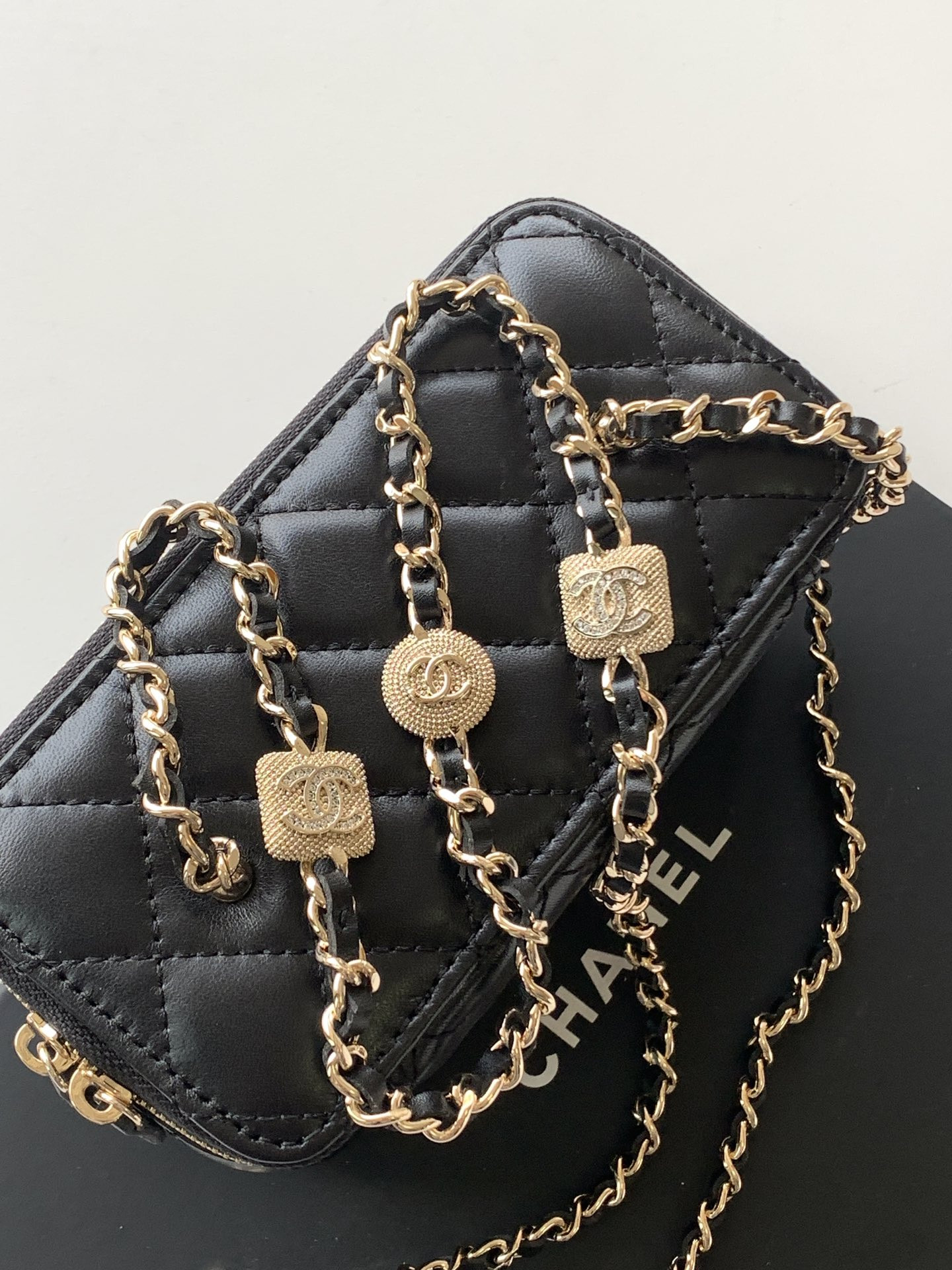 Ch**el Vanity With Chain AP4301 9.5x17x8cm