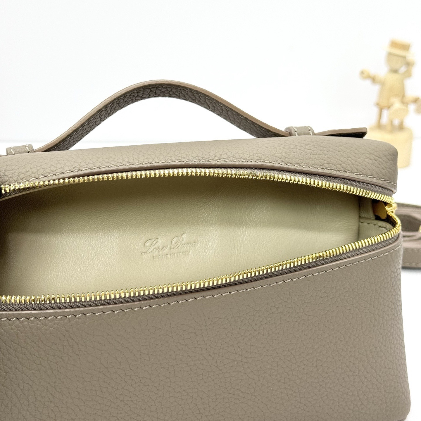 L0r0 P1ana Extra Pocket L19 Grained Calfskin 11 x 19 x 6.5 cm