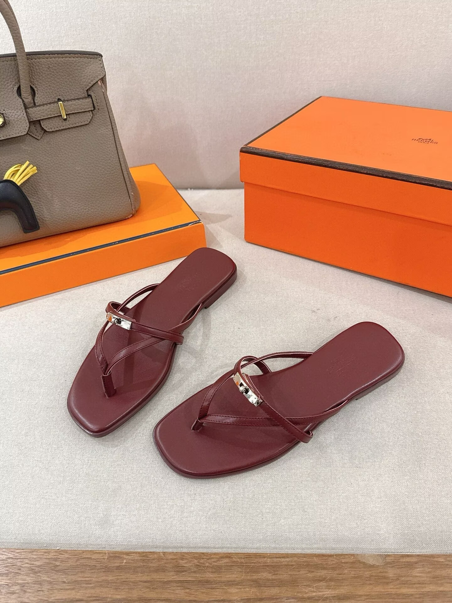 ua H**me5 miss sandals