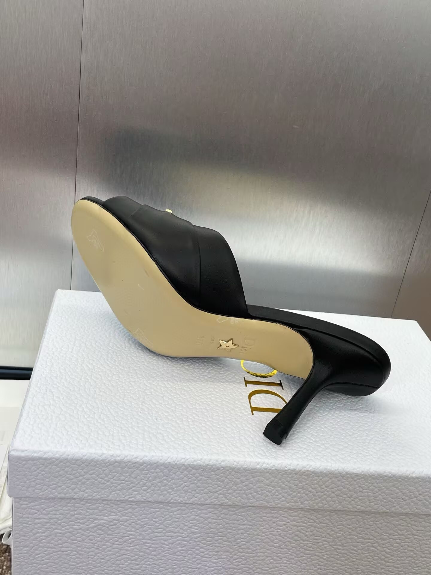 UA D10r Heeled Slide