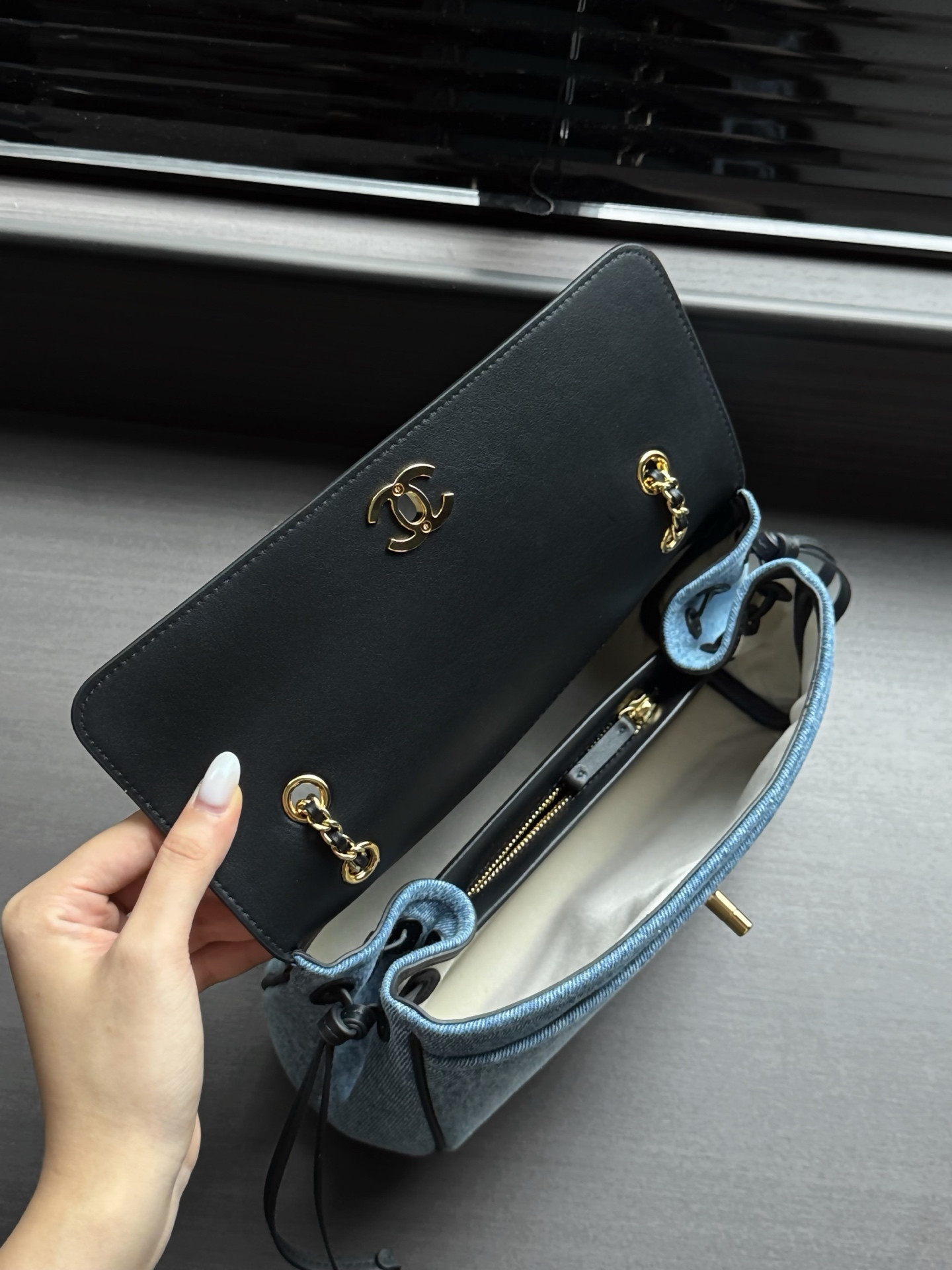 Ch**el Urban Essential Flap Bag AS6427 16x29x9.5cm