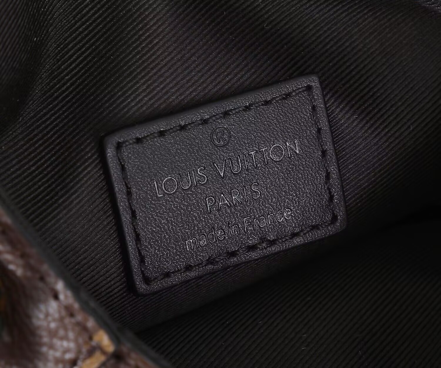 LV S-Lock Vertical wearable wallet M81522 12x20x7cm
