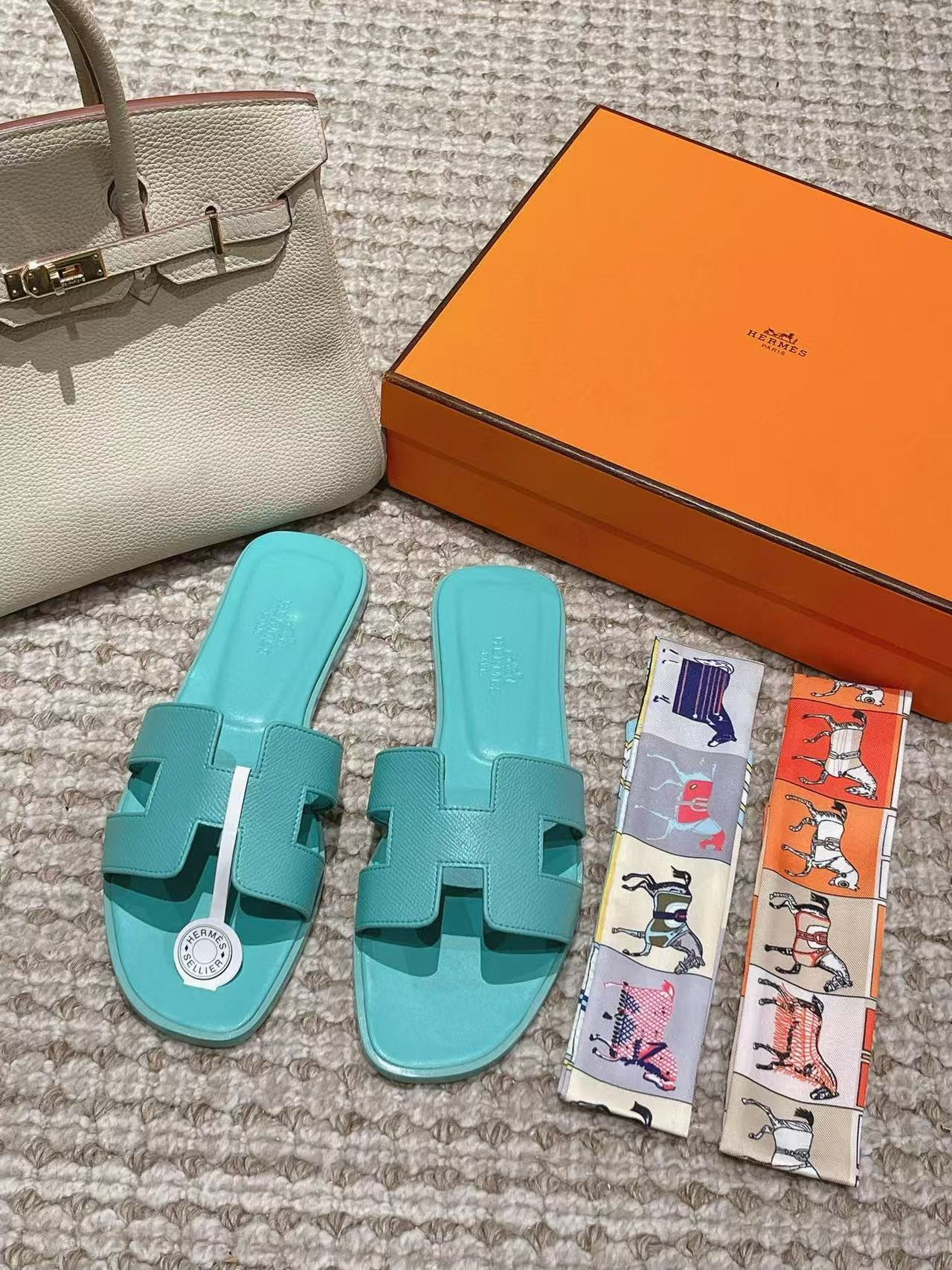 UA H**me5 Oran sandal