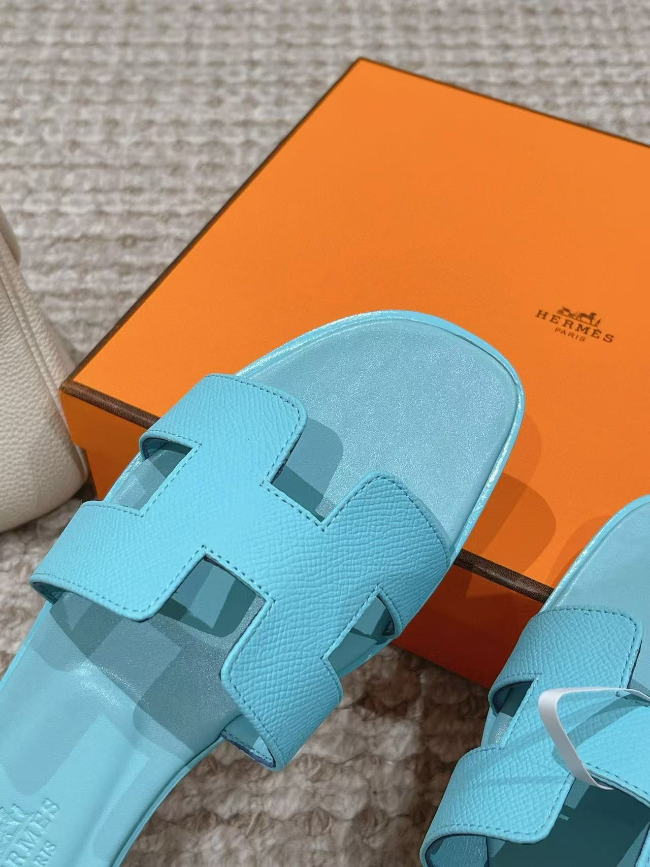 UA H**me5 Oran sandal