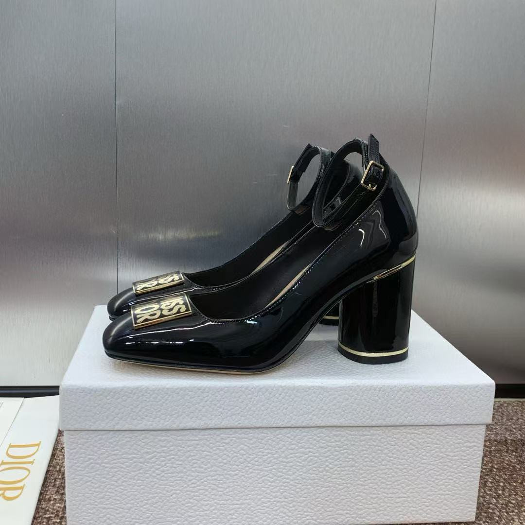 UA D10r Miss D10r Graffiti Pump