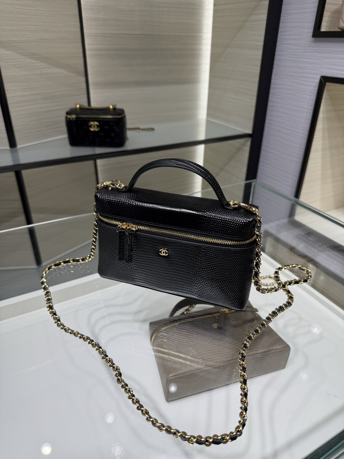 Ch**el Classic Vanity with chain Handbag AP5195 17x19.5x5cm