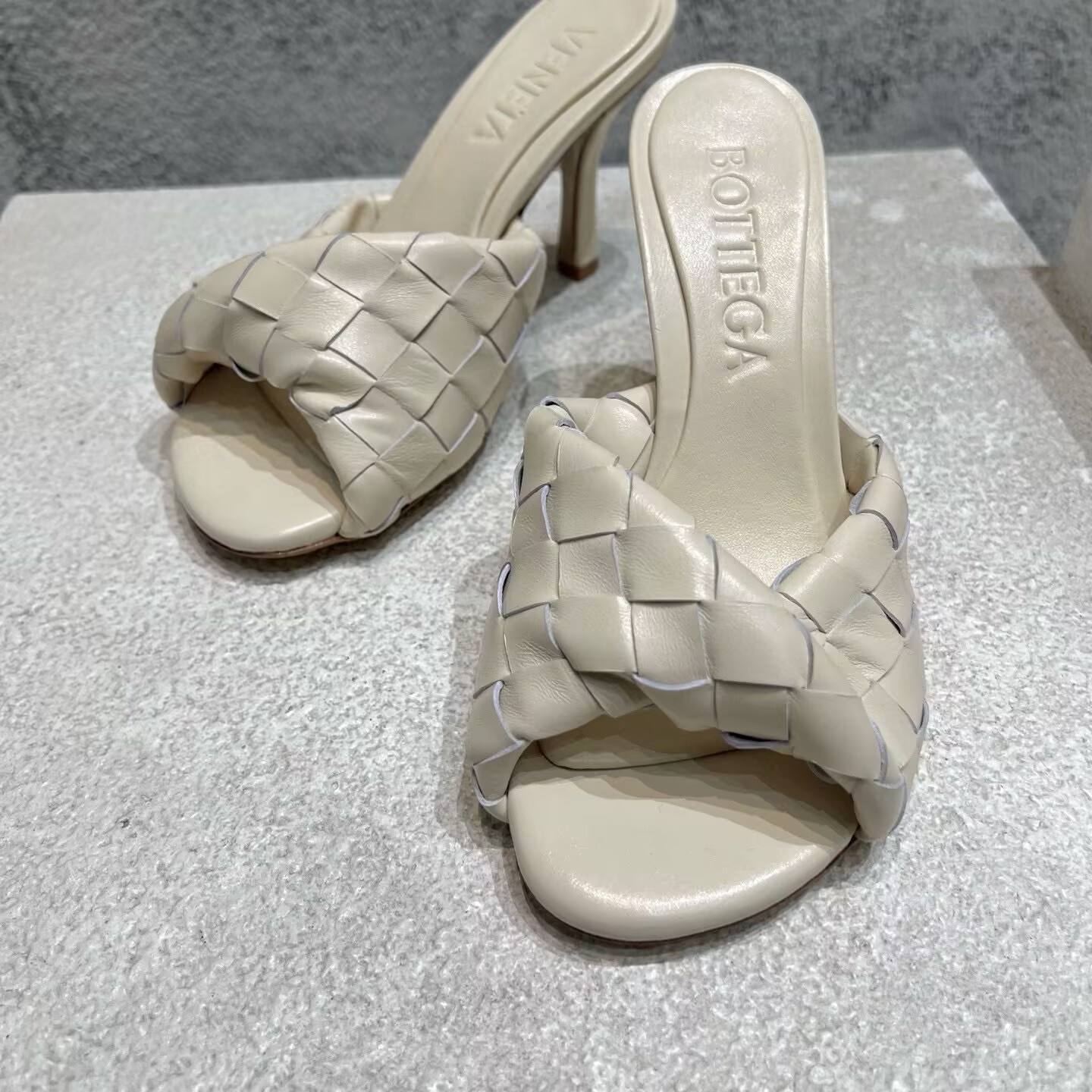 UA B0tt*ga Ven*ta Blink Slides