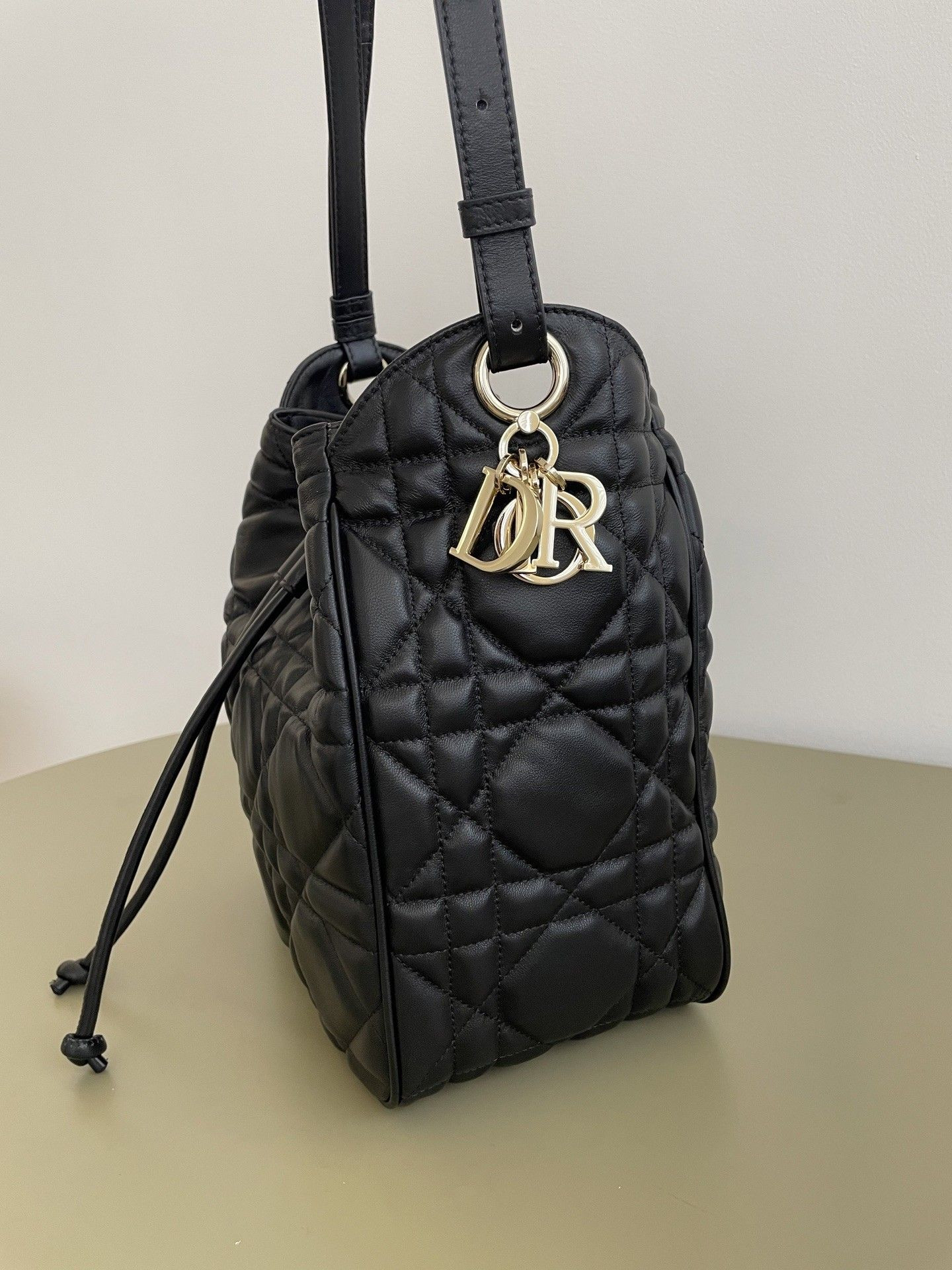 D10r Medium D-Motion Bag Black Macrocannage Lambski 23x13x24cm