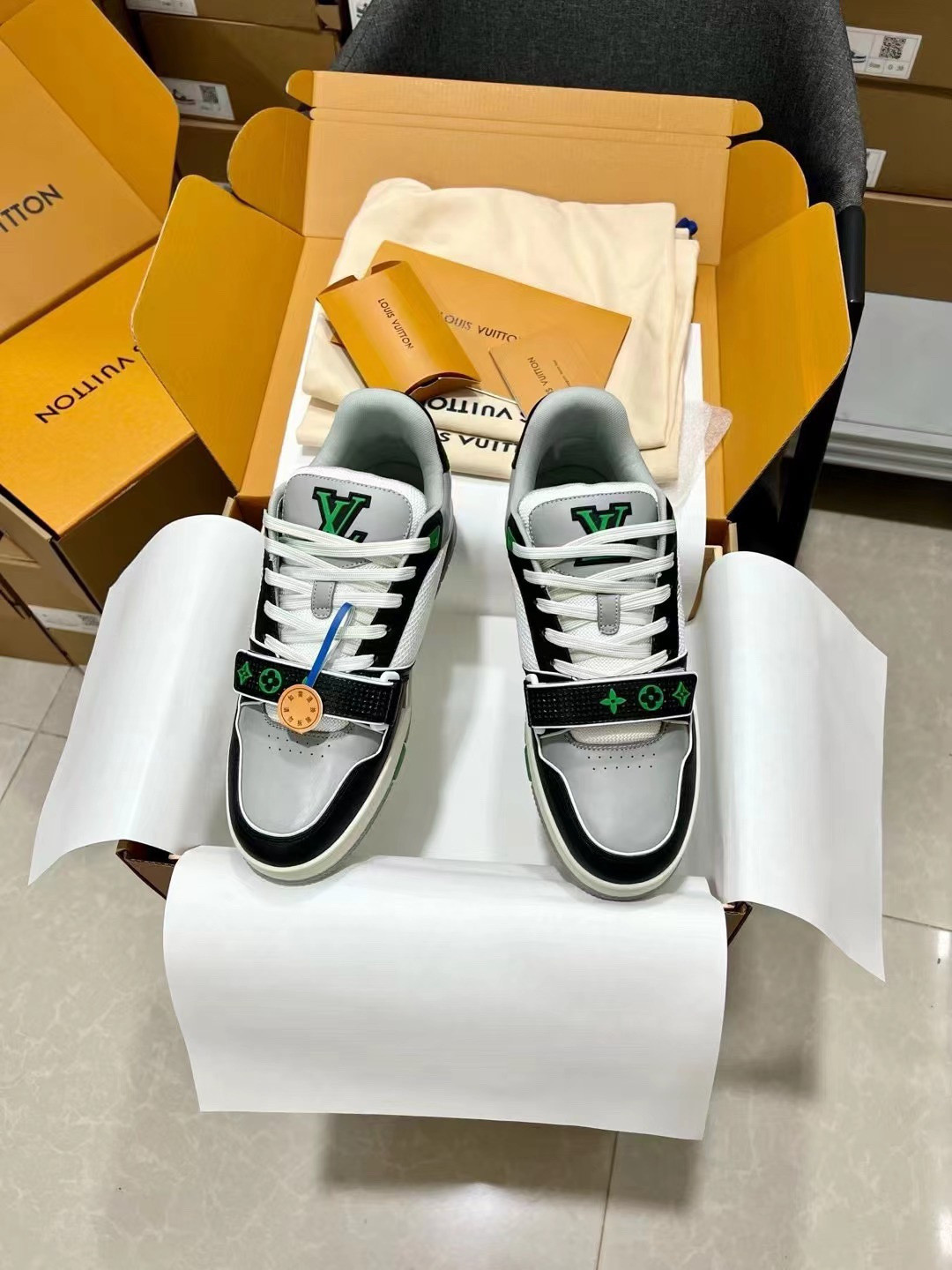 UA L0vis Vvtt0n LV Trainer Monogram strap Black White Green