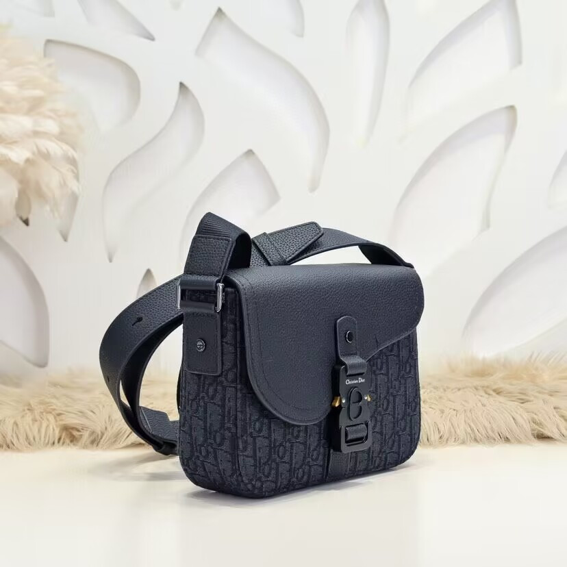 D10r Saddle Messenger Bag with Flap 23 x18 x6cm