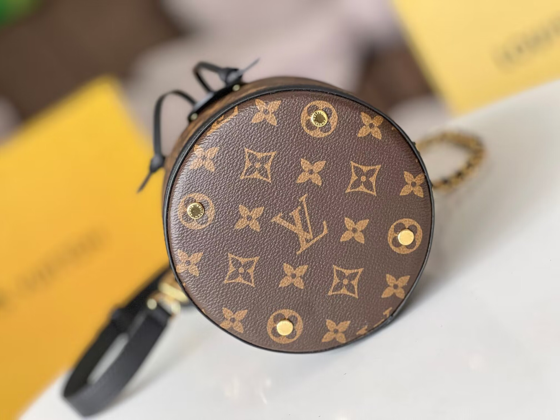 LV Canoé M83480 5.5 x 8.1 x 5.5 inches