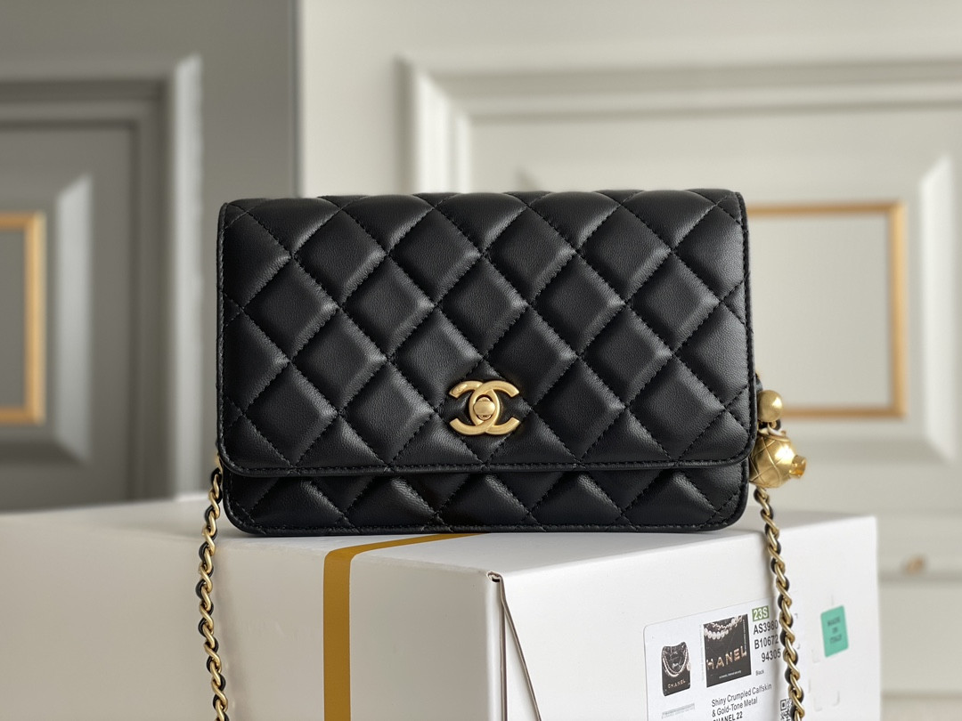 Ch**el CLASSIC WALLET ON CHAIN 4.8 × 7.5 × 1.4 in