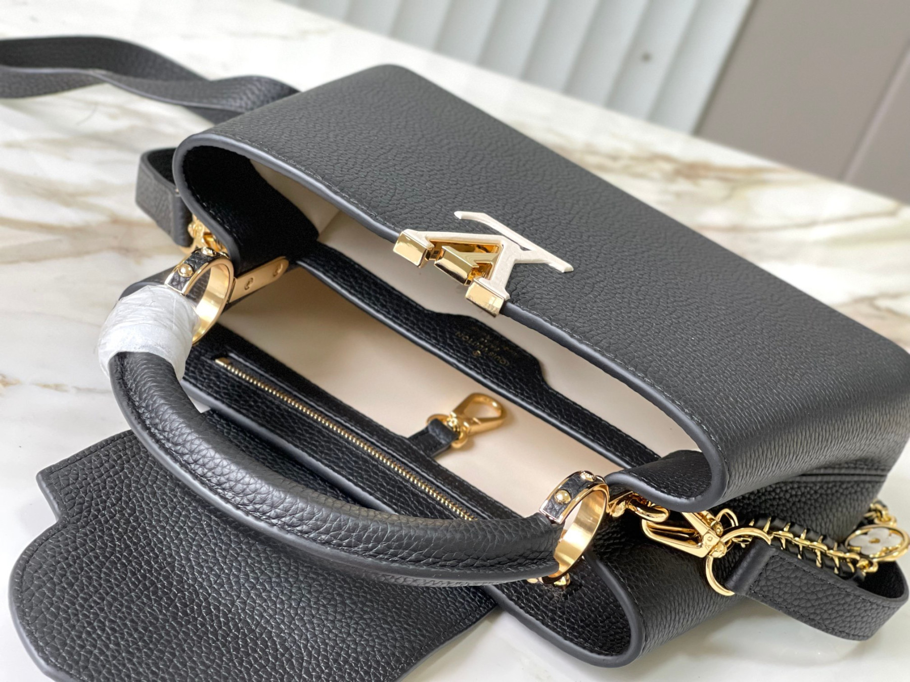 LV Capucines BB M48865 27 x18 x 9 cm