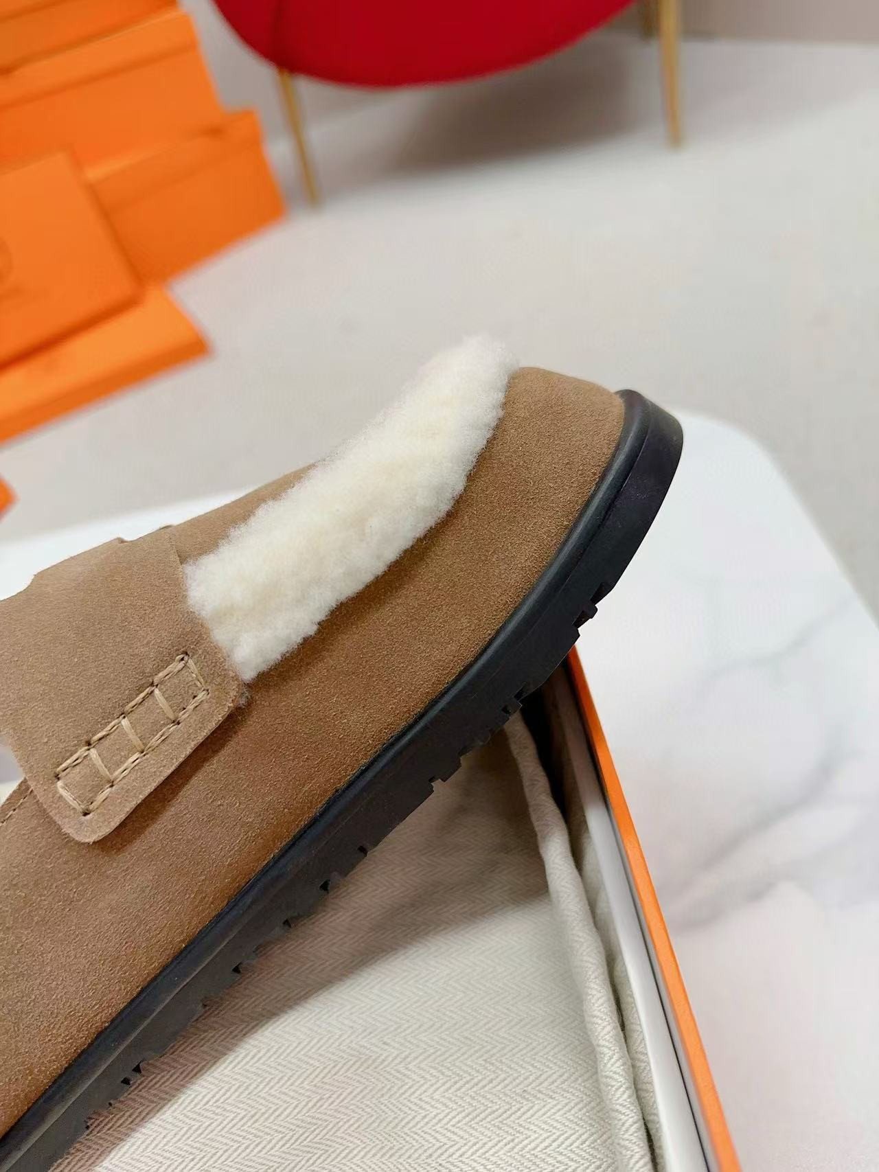 UA H**me5 Chypre sandal