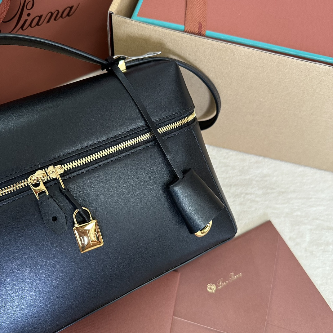 L0r0 P1ana Extra Pocket L27 Ostrich Leather 16 x 27 x 10 cm