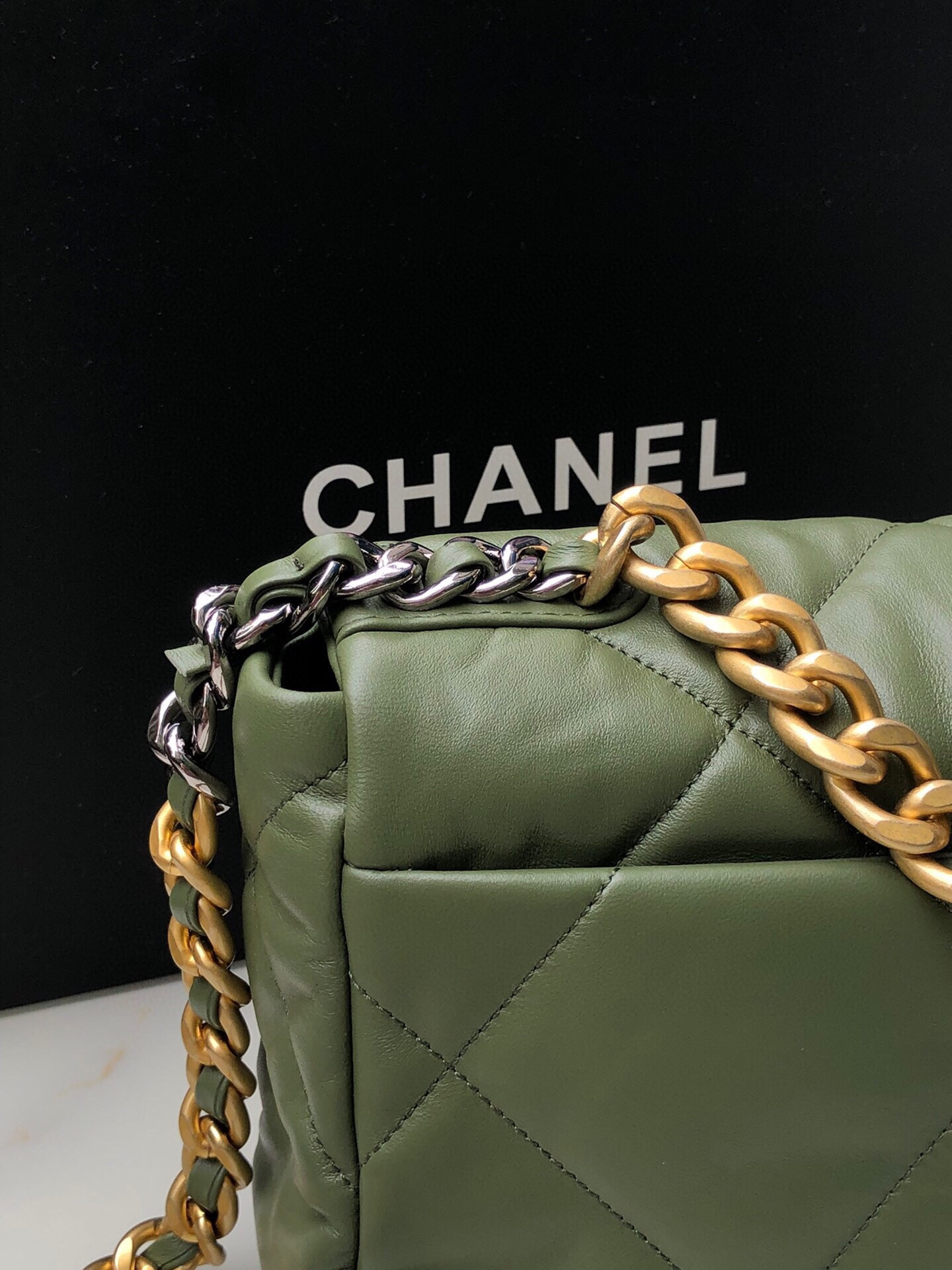 Ch**el 19 HANDBAG Shiny Leather, Gold-Tone 16×26×9cm
