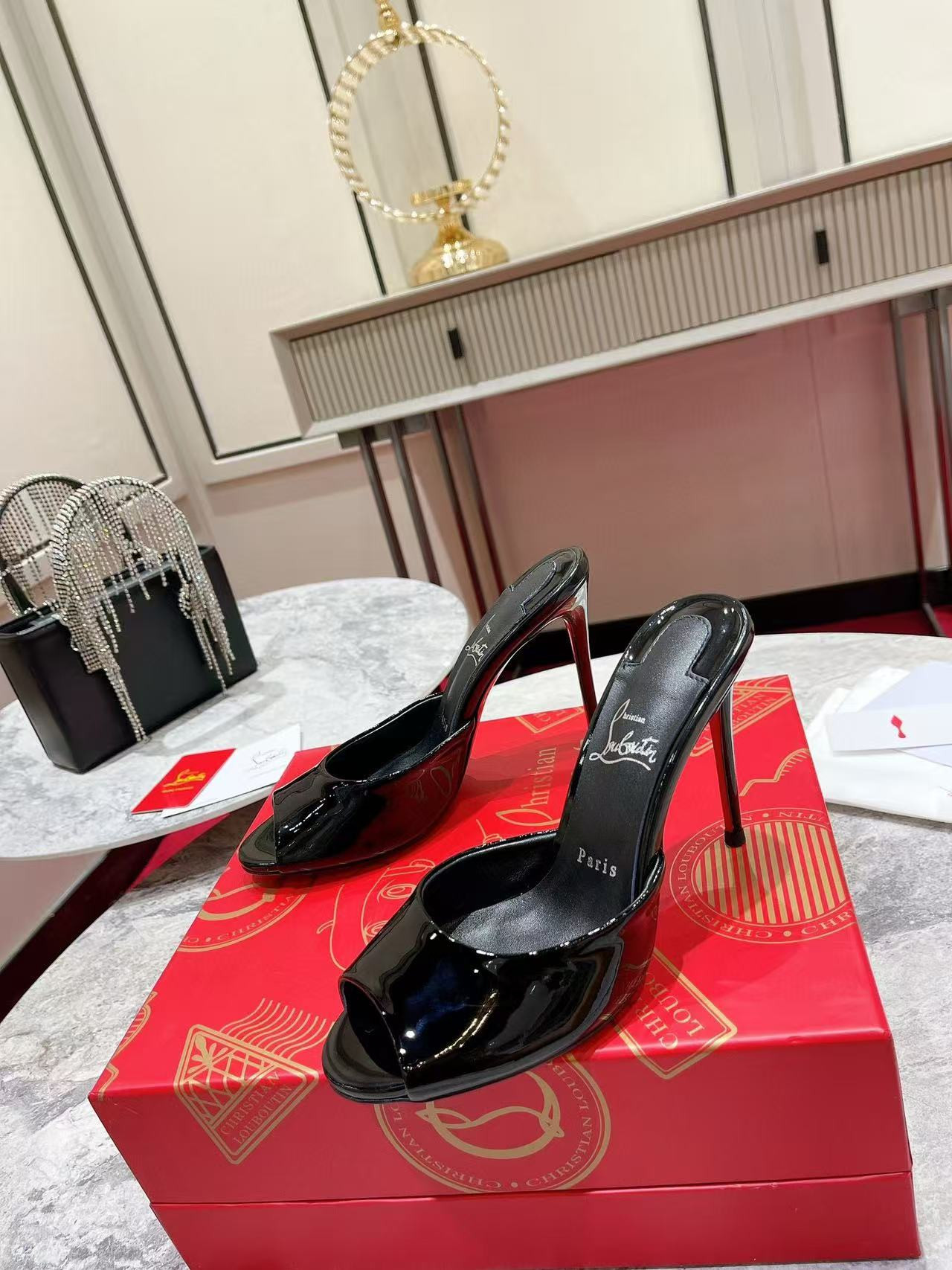 ua Chr1st1an louboutin me dolly patent leather mules