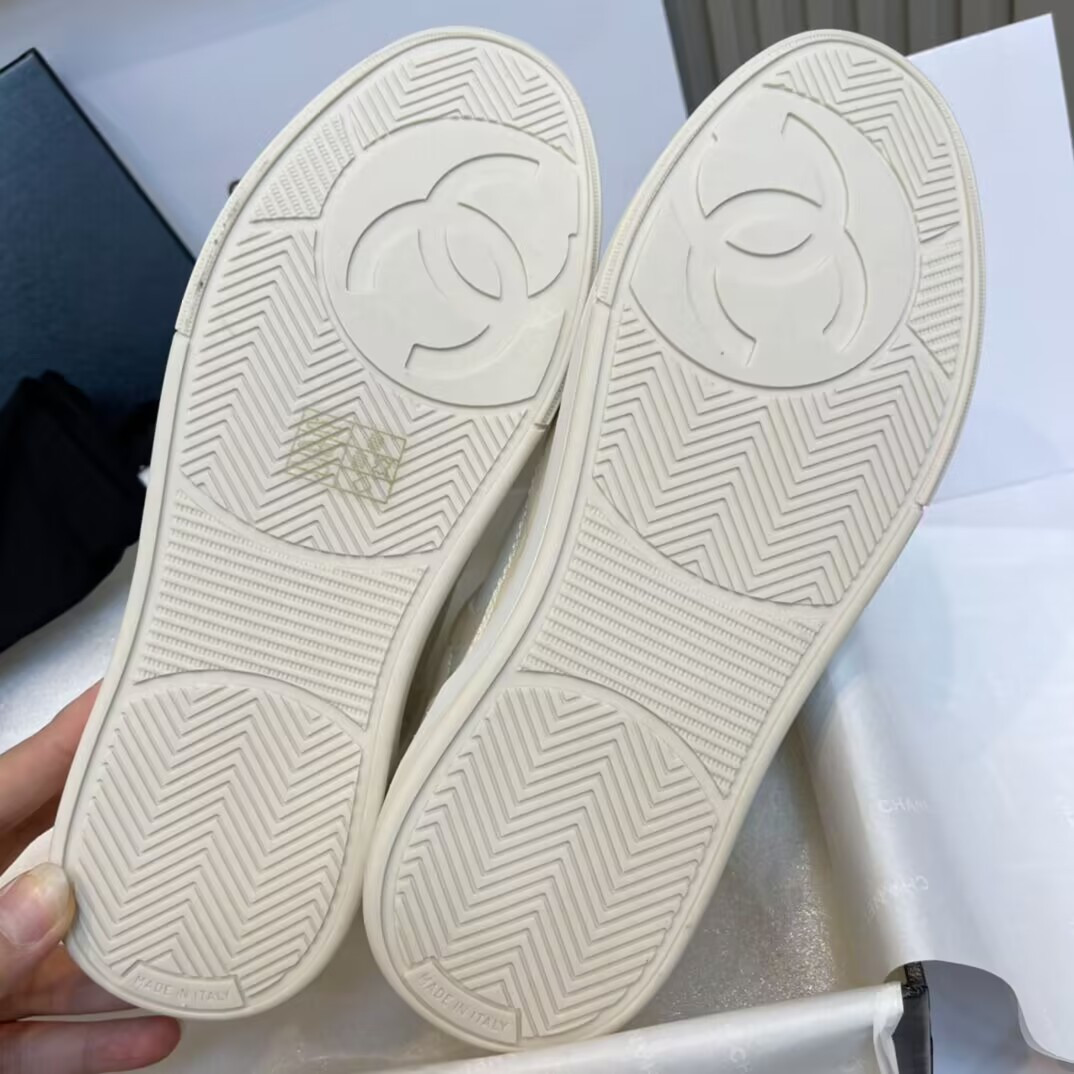 UA Ch**el SNEAKER