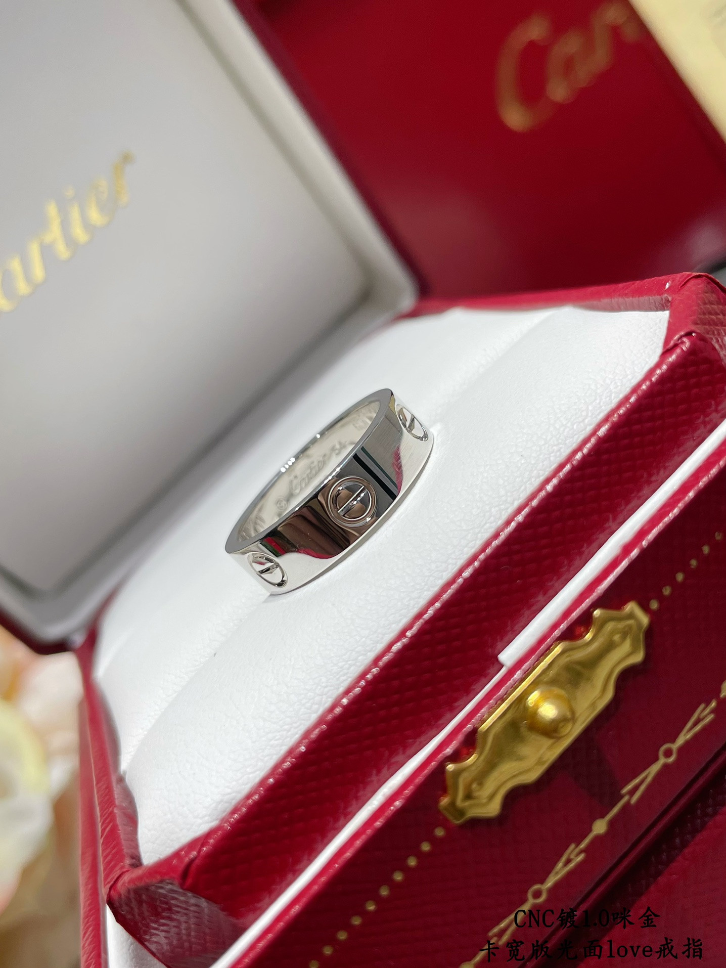 Ca*t1er Wide version smooth LOVE Ring