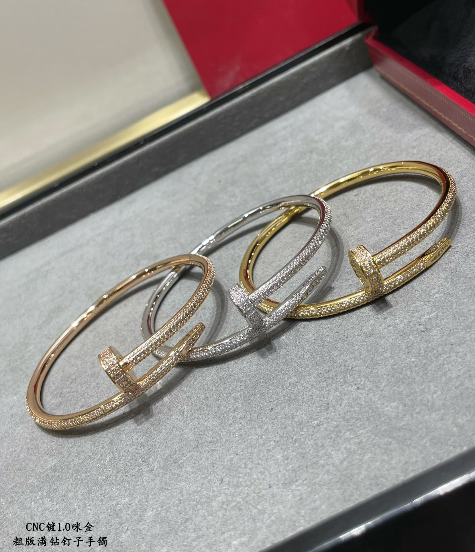 Ca*t1er Thick D1am0nd nail Bracelet