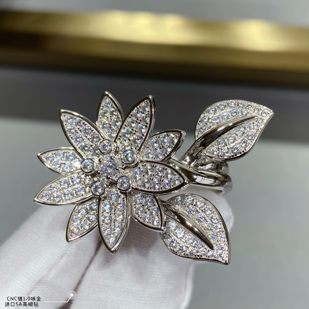V*n Cl**f & Arpels lotus Ring