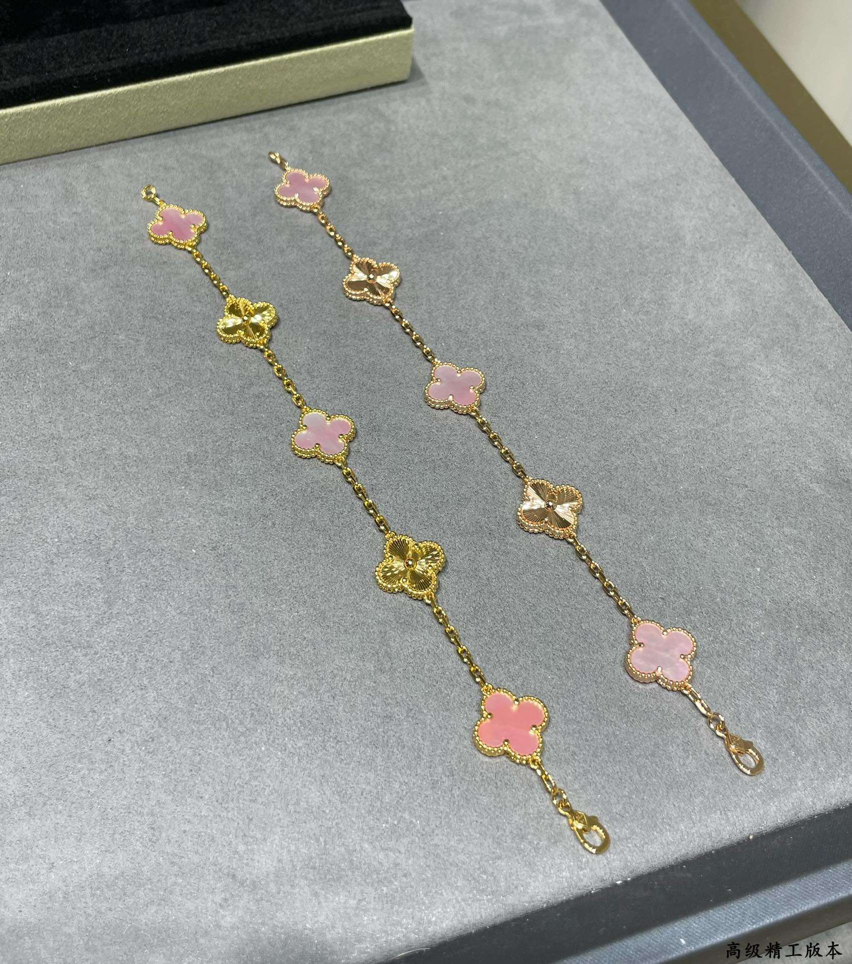 V*n Cl**f & ArpelsNatural pink shell spacing car flower five flower four leaf clover Bracelet(No refund or exchange)