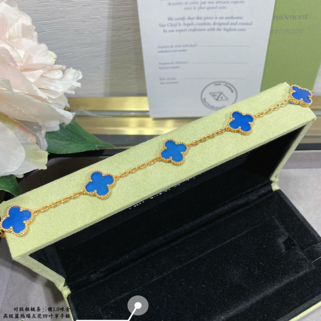 V*n Cl**f & Arpels Sapphire Blue Agate Five-Flower Four-Leaf Clover Bracelet