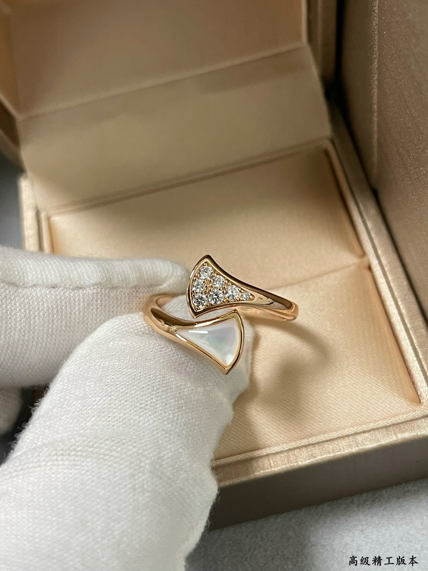 Bv1g*ai White mother-of-pearl scalloped skirt Ring