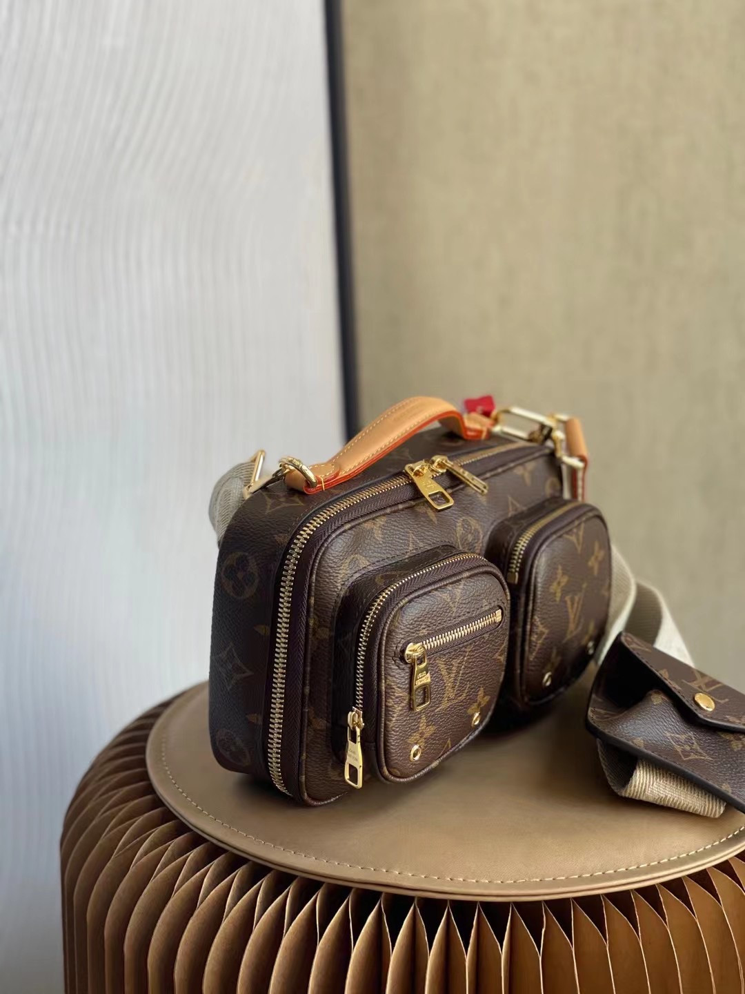 LV UTILITY CROSSBODY M80446