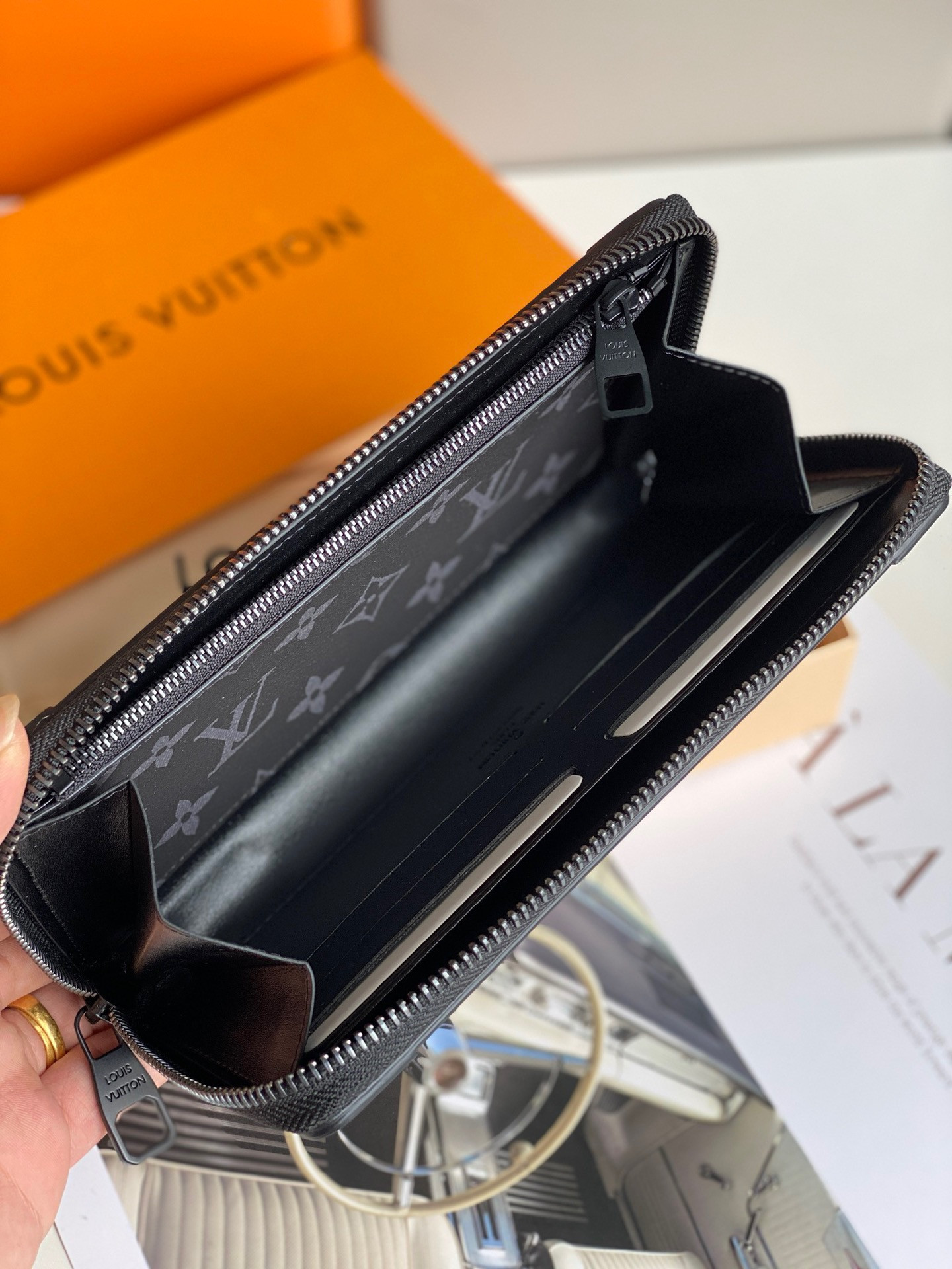 LV ZIPPY WALLET TRUNK M80558