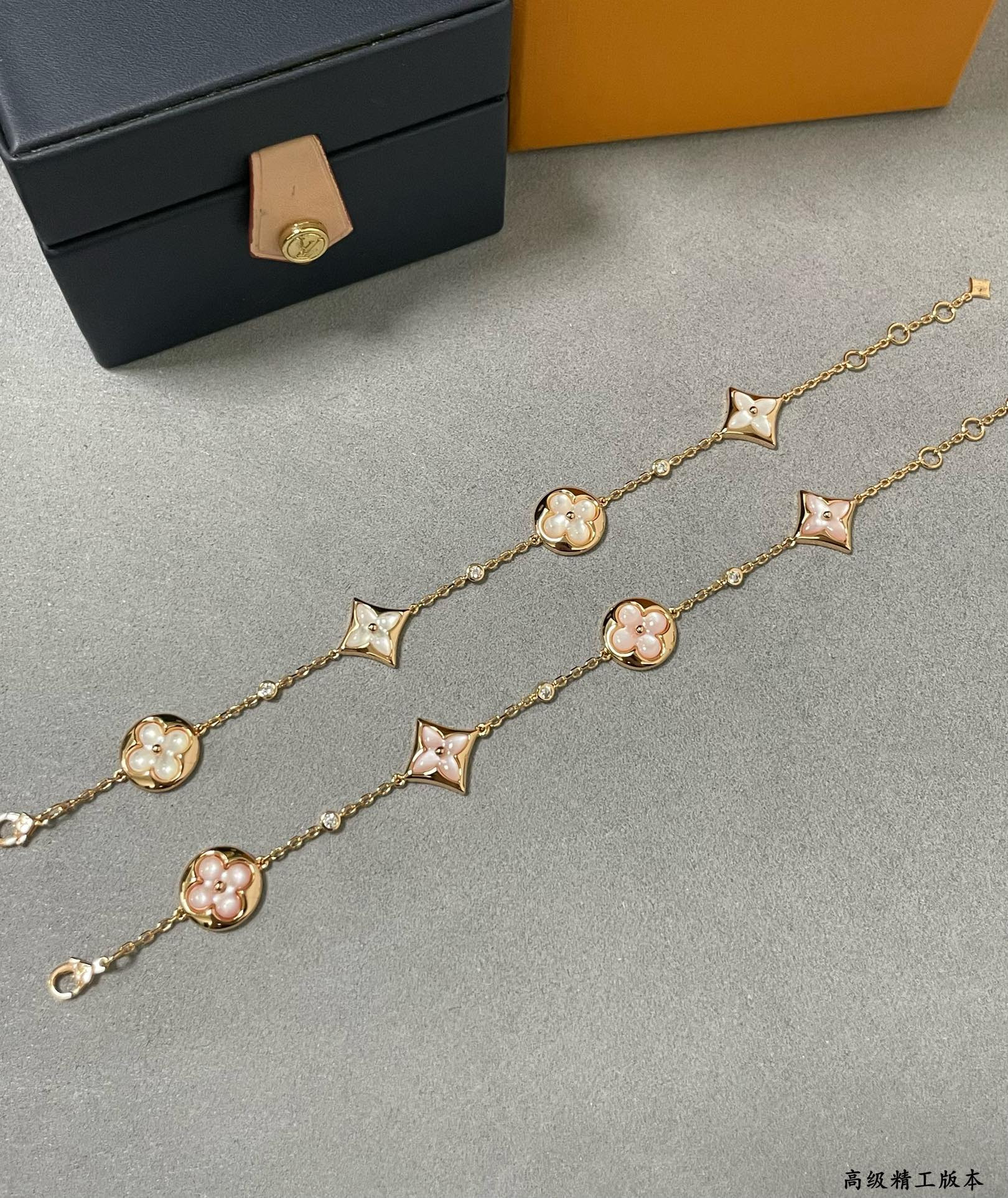 L0vis Vvtt0n Four-Flower High-End Mother-of-Pearl Bracelet
